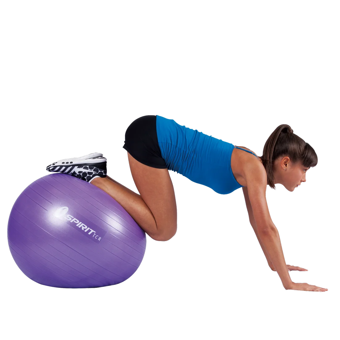 Mujer haciendo ejercicio con un balón de gimnasia Spirit TCR de 65 cm en color morado, ideal para fitness, yoga y entrenamiento de equilibrio. El balón es resistente y adecuado para diferentes niveles.