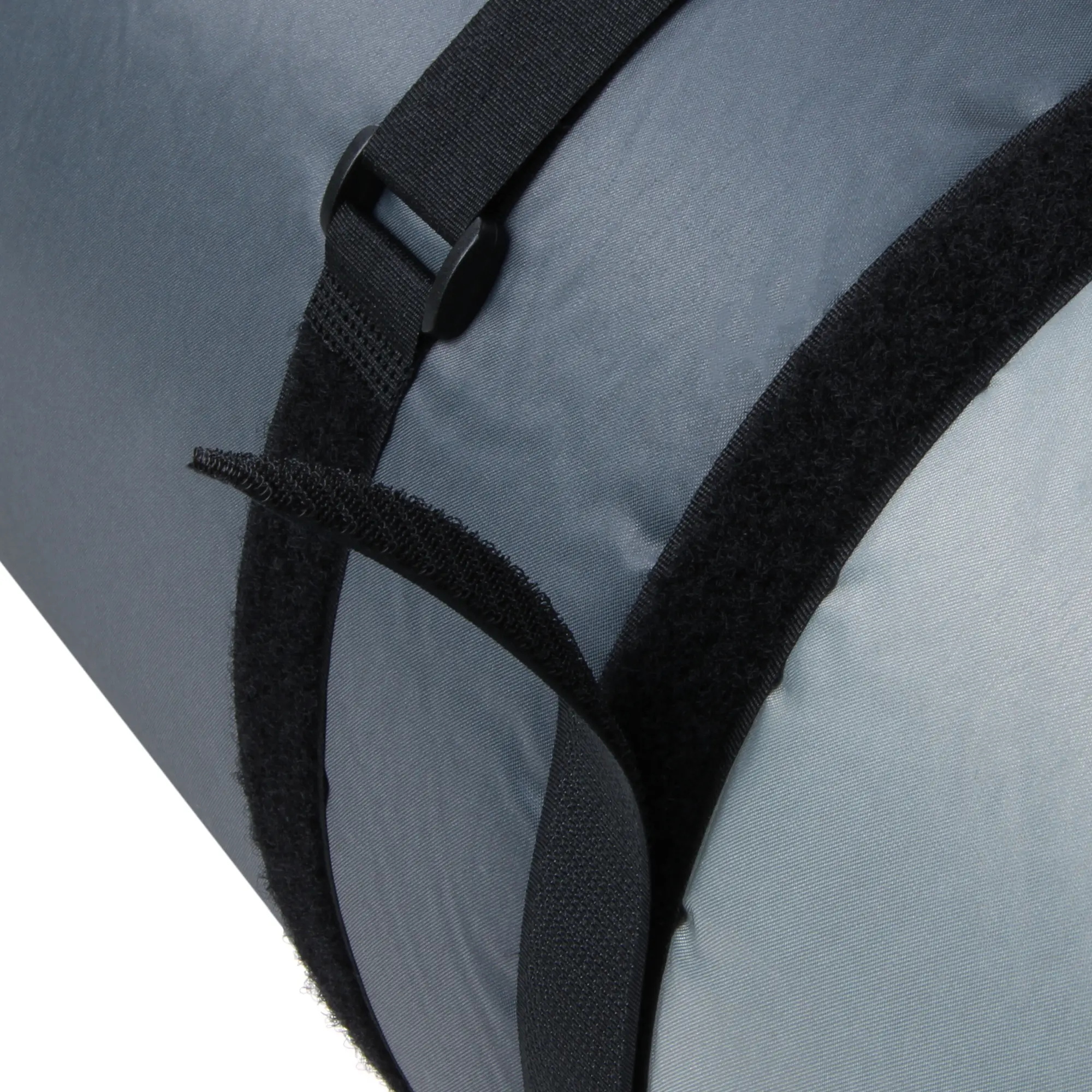 Isomatte your GEAR ISO Duo Max, zusammengerollt, zeigt graues Material und schwarzen Klettverschlussriemen zur Fixierung; selbstaufblasende Doppelmatte für 2 Personen, ideal für Camping.