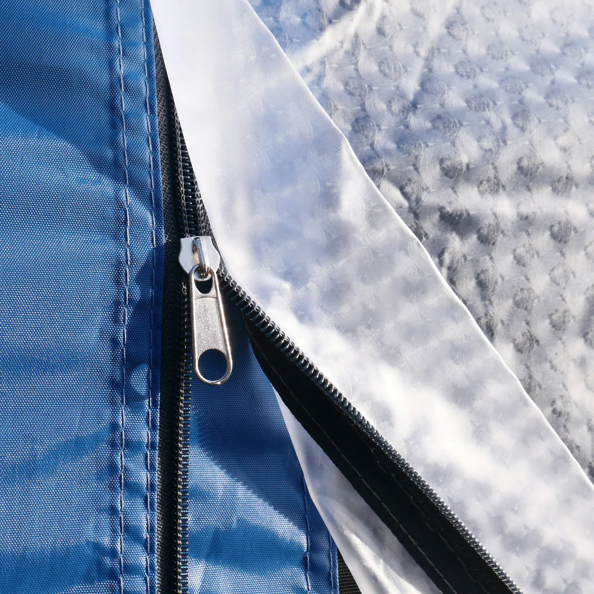 Cierre de cremallera del toldo trasero your GEAR Venecia para caravana, muestra el tejido azul resistente y detalles de costura, ideal como tienda de almacenamiento o cocina exterior con protección contra el clima.