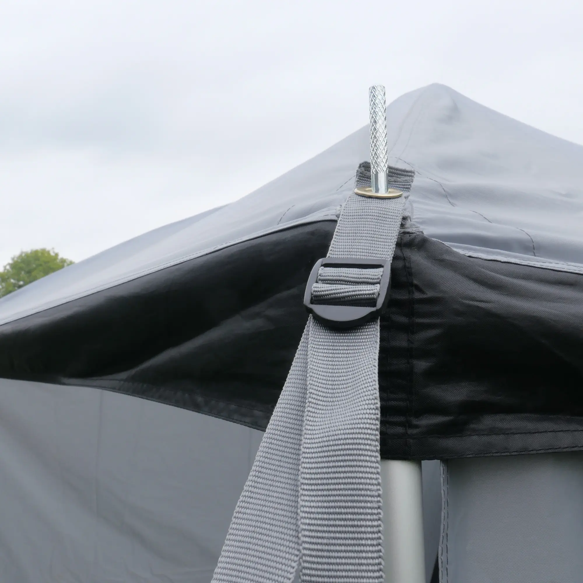 Dettaglio del your GEAR Parasol Sonnendach: angolo del tetto in tessuto grigio con cinghia di fissaggio regolabile e palo telescopico in alluminio, ideale come veranda per Bulli, Multivan e camper.