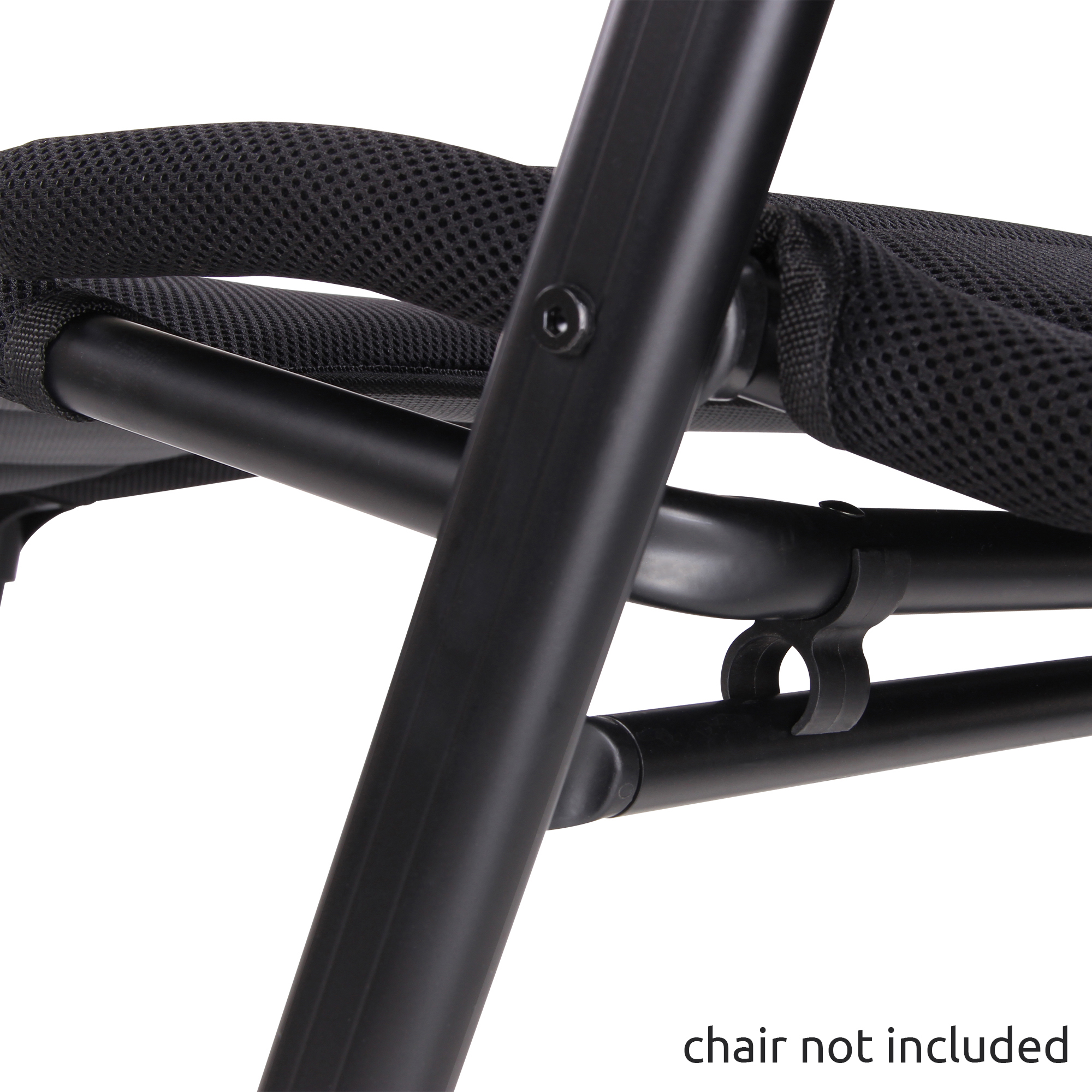 yourGEAR Footrest Sovana 3D Beinauflage mit schwarzem 3D Mesh-Bezug und stabilem Aluminiumrohr-Rahmen, Befestigung an Campingstuhl, Detailansicht der Montage, Stuhl nicht enthalten.