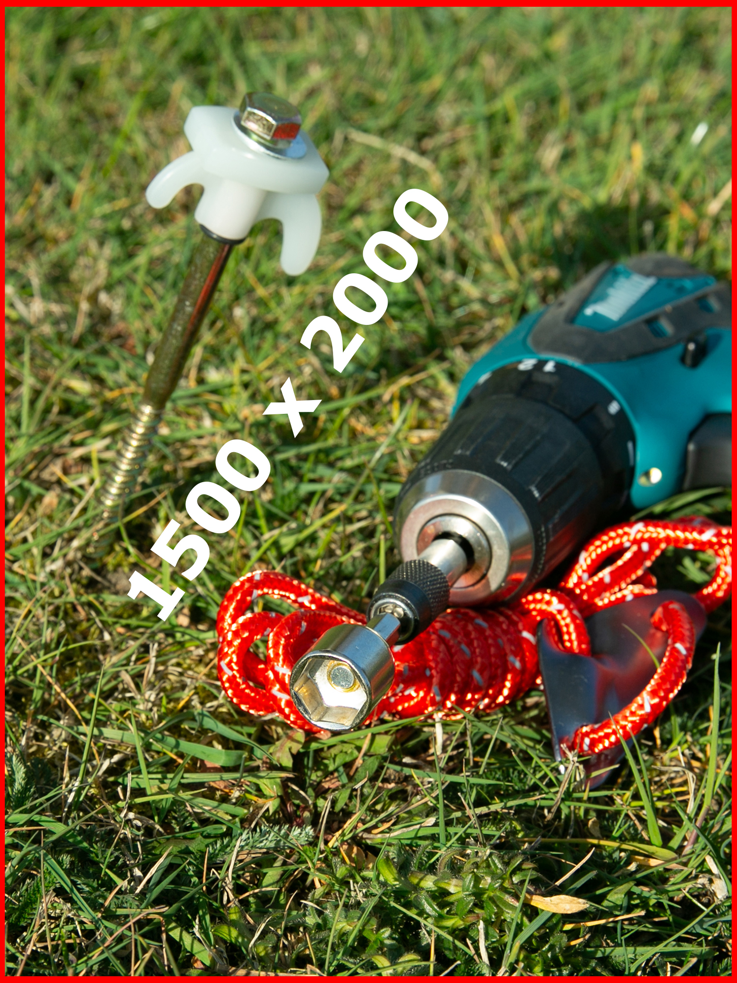 Robuster your GEAR Screw 200 Zelthering aus Stahl mit fluoreszierendem Kunststoffkopf, Sechskantkopf und Gewinde, daneben Akkuschrauber mit Bit und roter Abspannleine auf Gras. Ideal für Camping und harten Boden.