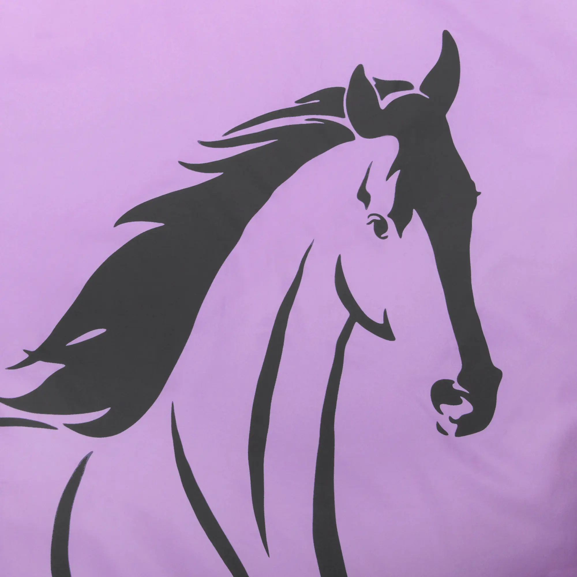 Gros plan sur le motif cheval noir sur fond rose du sac de couchage enfant yourGEAR Horse, matière douce, design fille, adapté pour l’été, confortable et chaud, dimensions 180x90 cm.