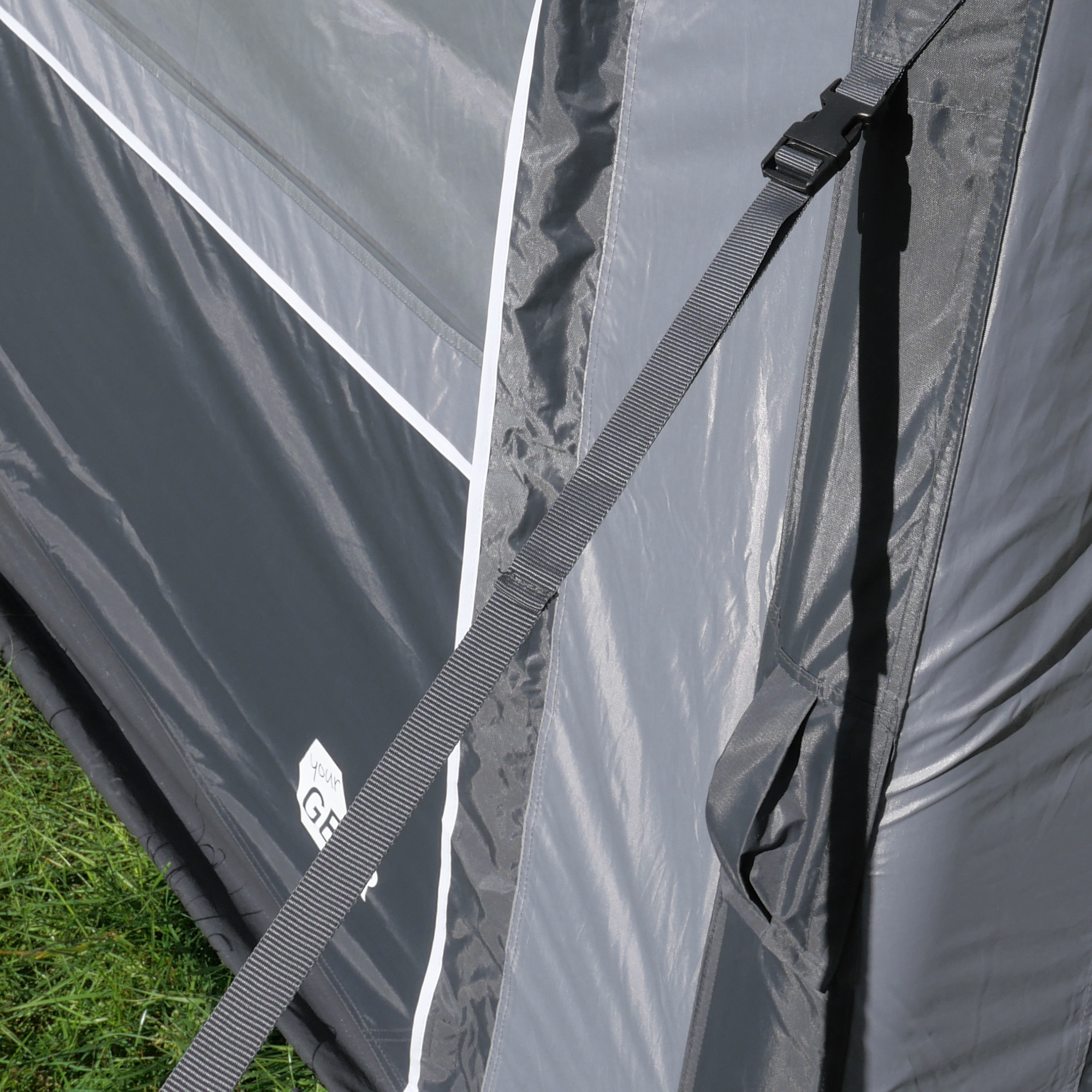 Detalle de la lona y correa de sujeción del avancé inflable your GEAR Porto 340 Air para caravana, en color gris con costuras reforzadas y ventana translúcida, ideal como toldo y protección solar.