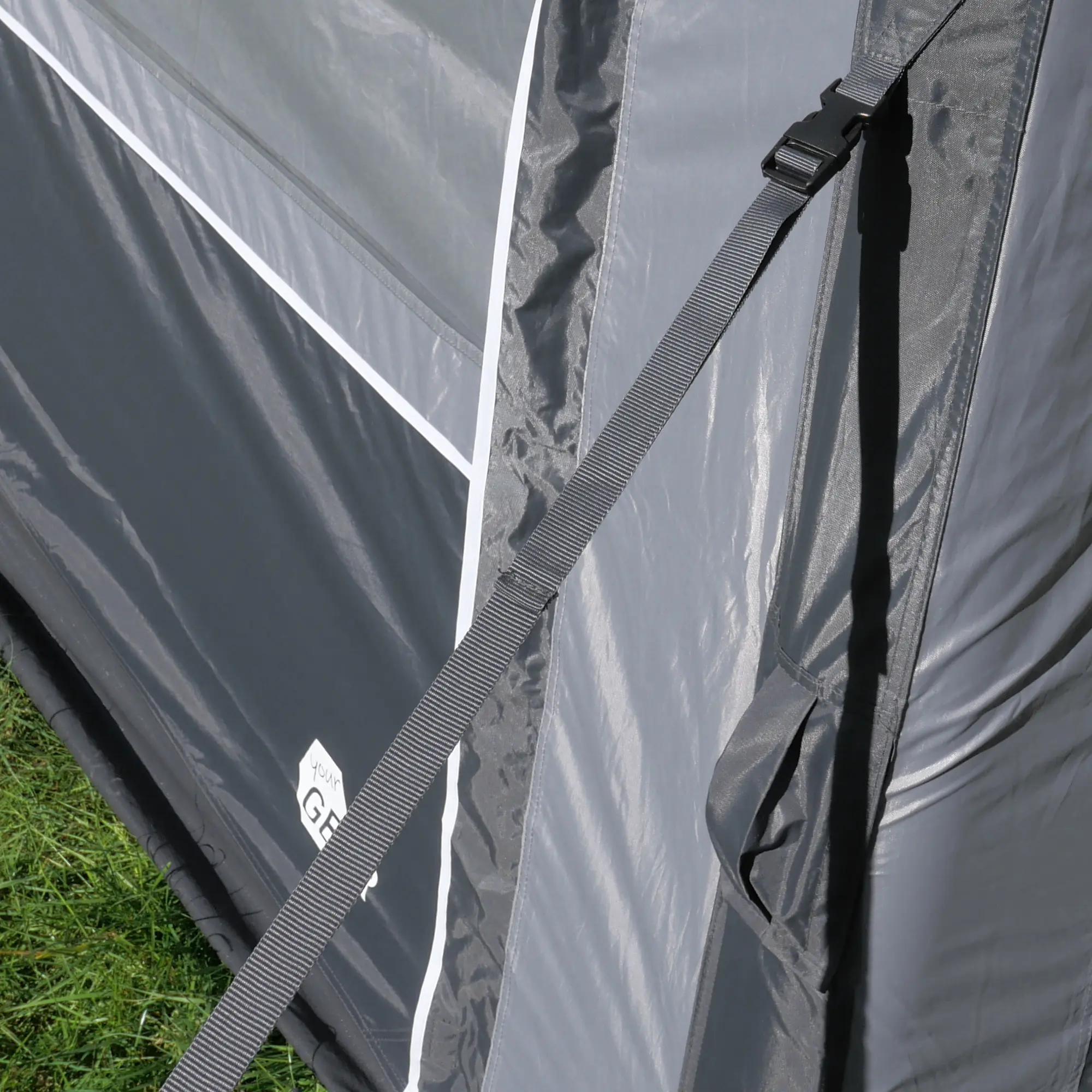 Detalle de la lona y correa de sujeción del avancé inflable your GEAR Porto 340 Air para caravana, en color gris con costuras reforzadas y ventana translúcida, ideal como toldo y protección solar.