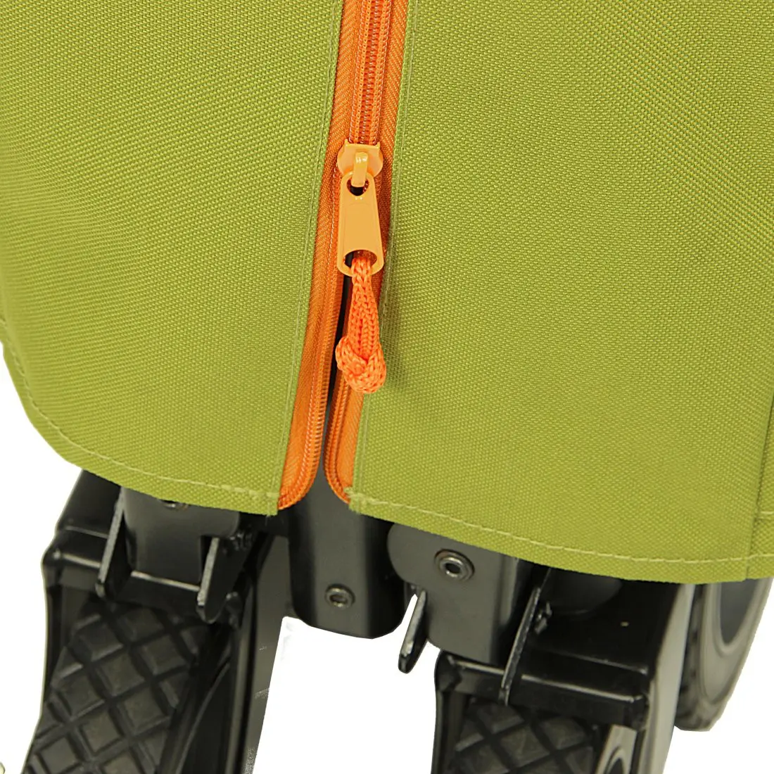 Dettaglio del Bollerwagen 10T Cooler Trolley: tessuto verde resistente, cerniera arancione, ruote nere robuste con battistrada, ideale per trasporti outdoor, picnic e spiaggia, con scomparto termico integrato.