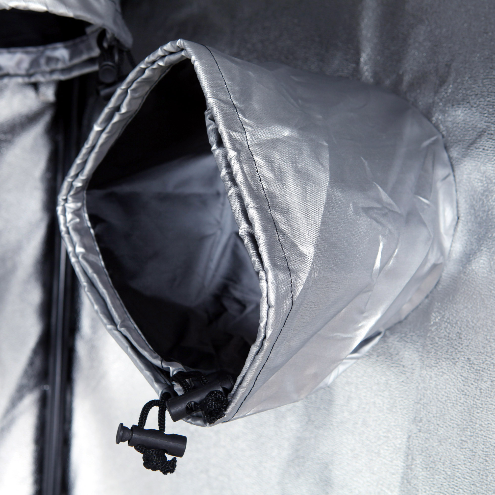 Dettaglio del condotto di ventilazione regolabile del yourGEAR Growzelt Plantsville, growbox per coltivazione indoor, tessuto argentato riflettente, apertura con coulisse, dimensioni 100x100x200 cm.