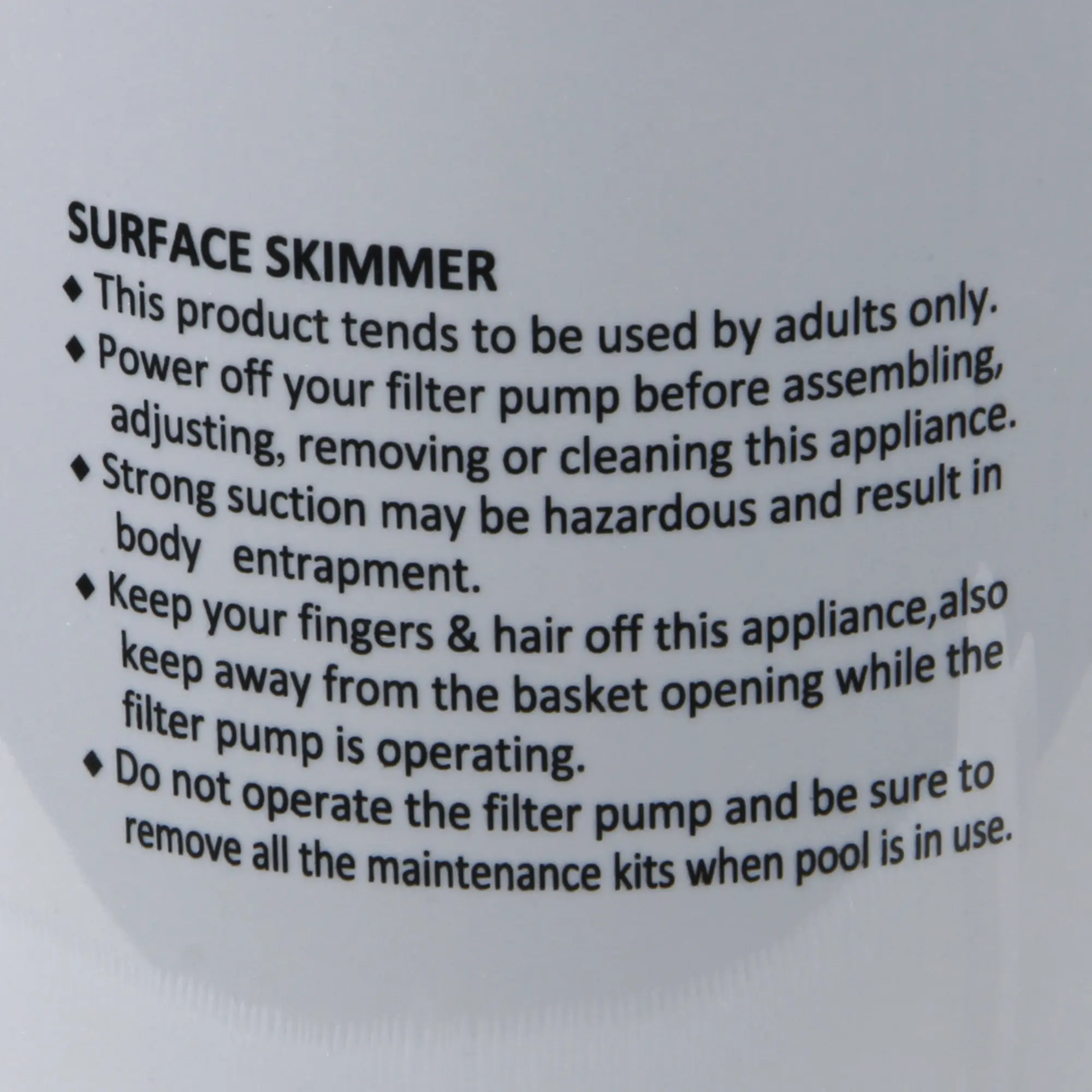 Etiqueta de advertencia en inglés en el cuerpo del skimmer de superficie your GEAR Skimmer Duo para piscinas, con instrucciones de seguridad y uso para adultos, impresa en fondo blanco.