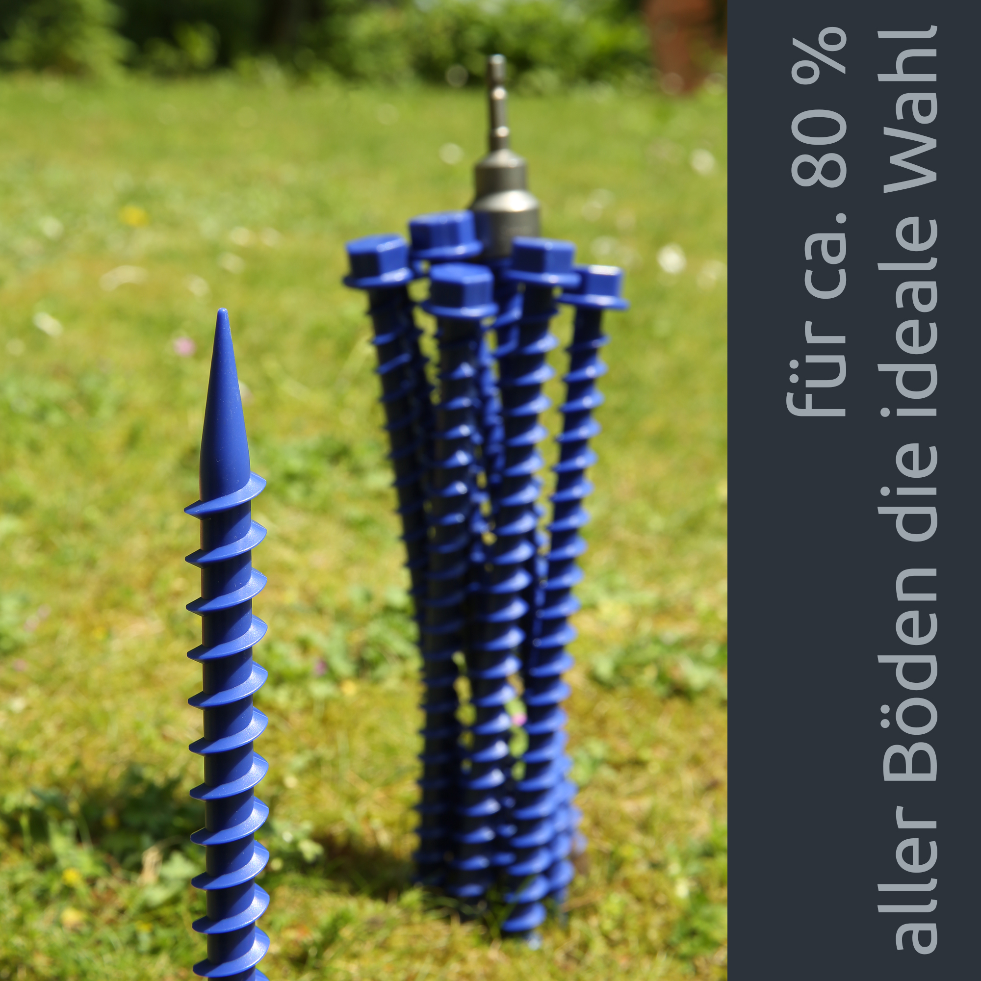 Picchetto avvitabile blu your GEAR "Short 26" in plastica resistente con filettatura profonda a spirale e punta con collarino, gruppo di più pezzi su prato per fissaggio tende e accessori caravan.