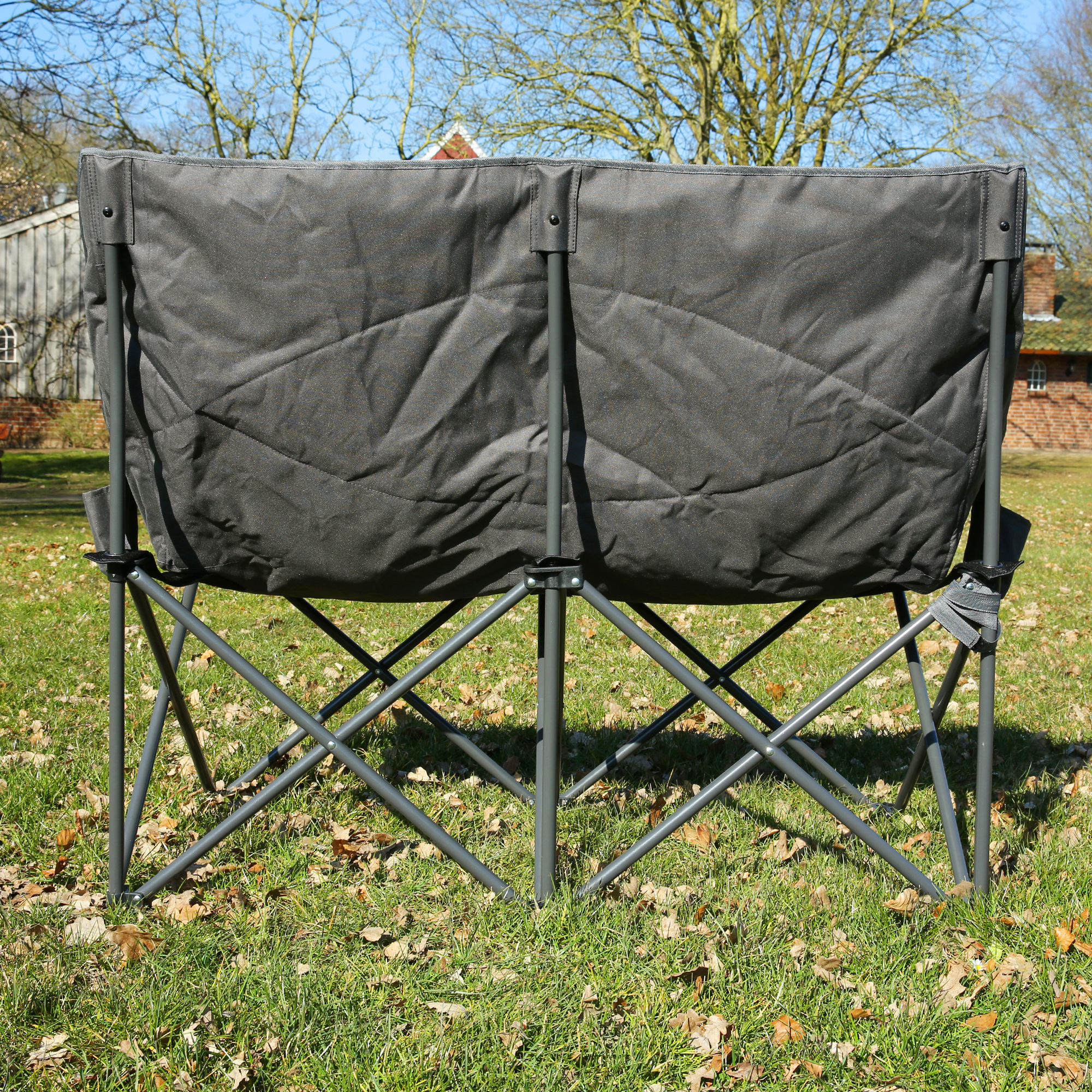 Gepolstertes your GEAR Campingsofa Modena XXL für 2 Personen, faltbar, mit stabilem Stahlrahmen und breiter Rückenlehne in Two-Tone Optik, Outdoor auf Wiese stehend, geeignet bis 320 kg.