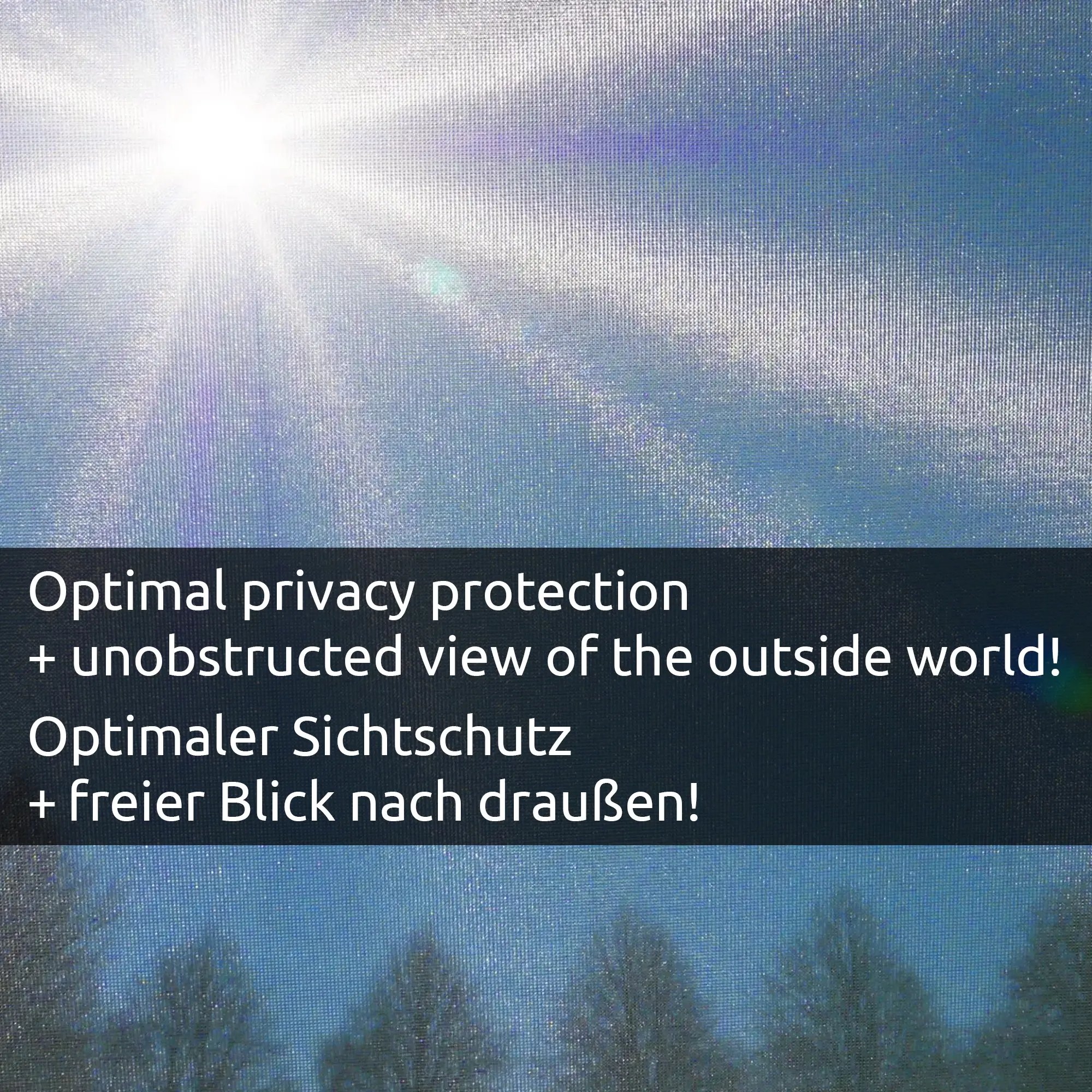 Sonnenschutzmatte your GEAR Brindisi Plus am Fenster, ermöglicht freien Blick nach außen, bietet gleichzeitig Sichtschutz und Hitzeschutz; Sonnenstrahlen und Landschaft durch das durchsichtige Material sichtbar.
