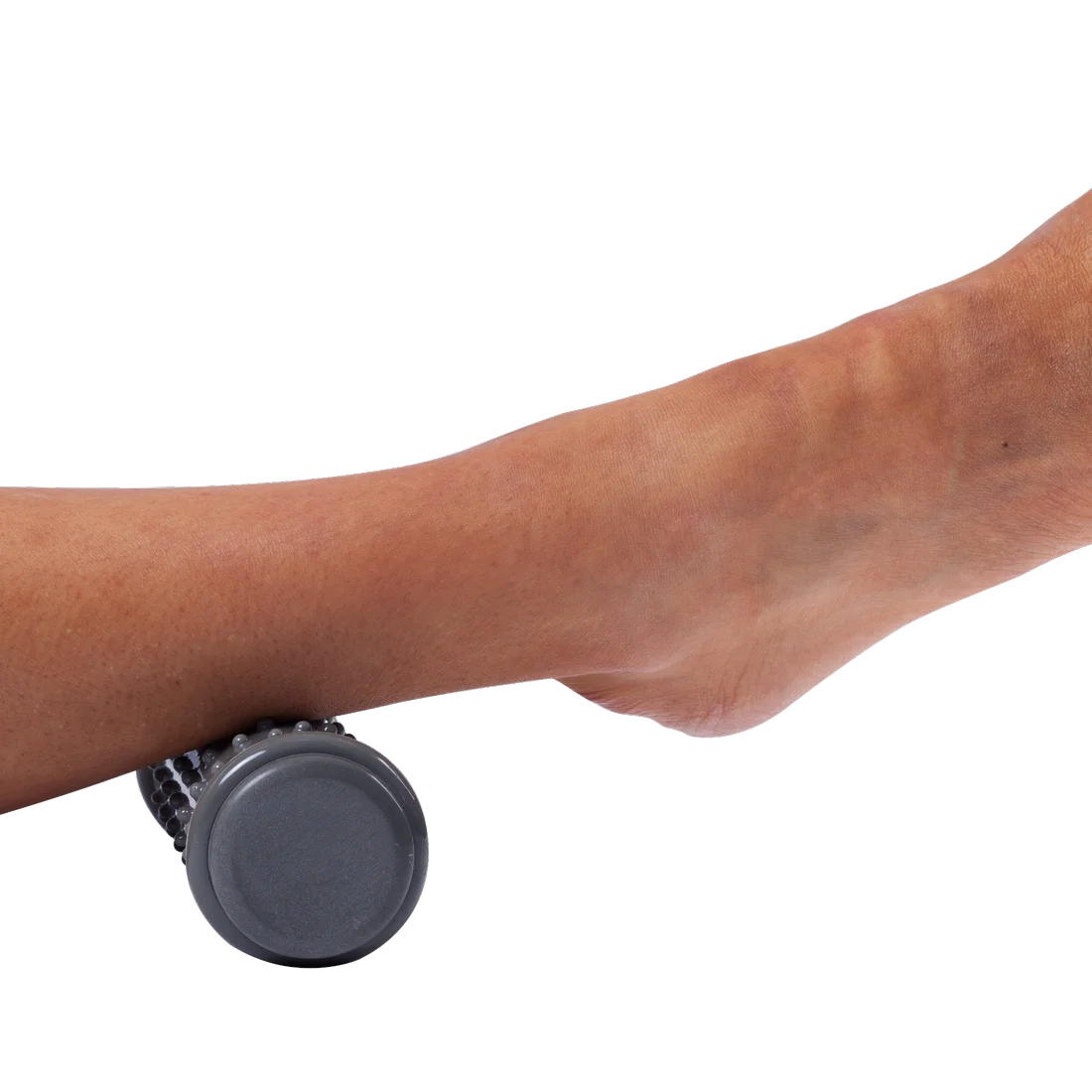 Masajeador de pies Spirit Hot Cold con rodillo gris y superficie de nódulos redondeados, utilizado en la planta del pie para estimulación de zonas reflejas y alivio de tensiones. Ideal para masaje en frío o calor.