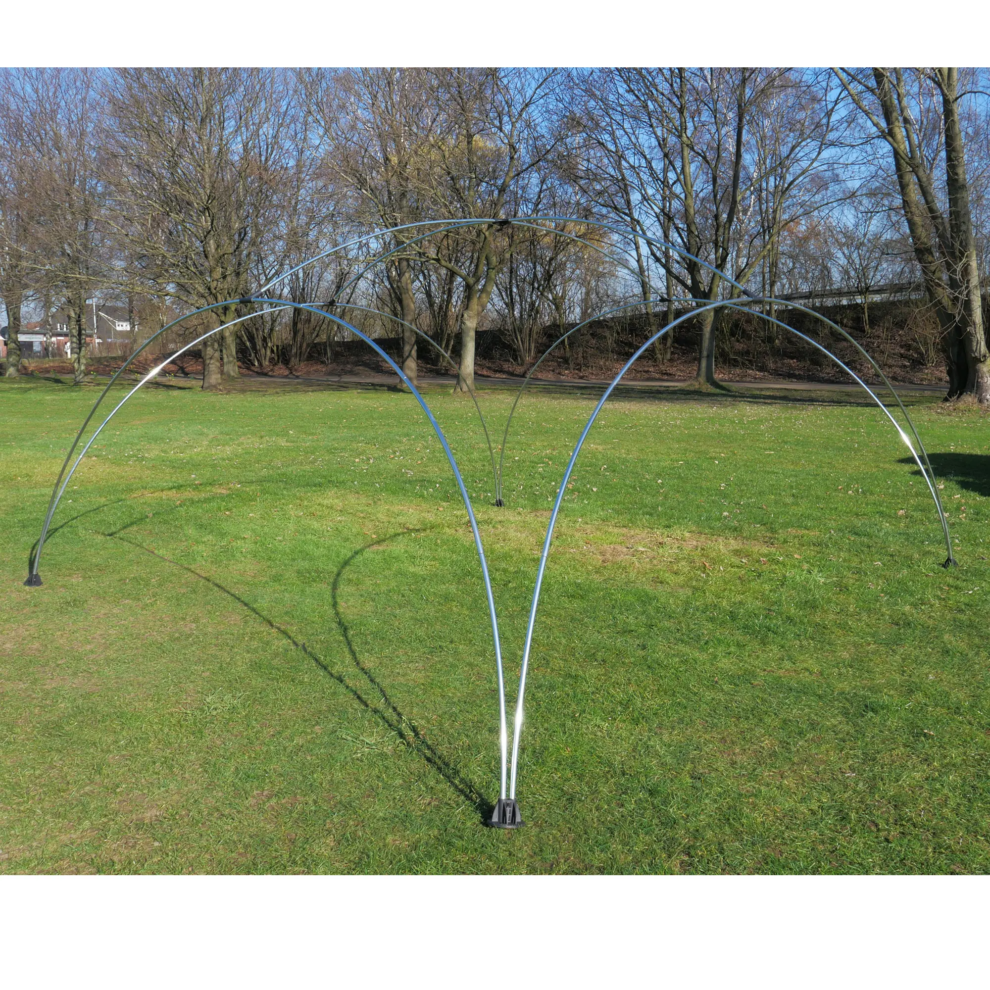 Struttura in acciaio zincato del your GEAR Bergamo 430, telaio per gazebo 430x430 cm, mostrata montata su prato; stabile e pronta per il montaggio del telo impermeabile e resistente ai raggi UV.