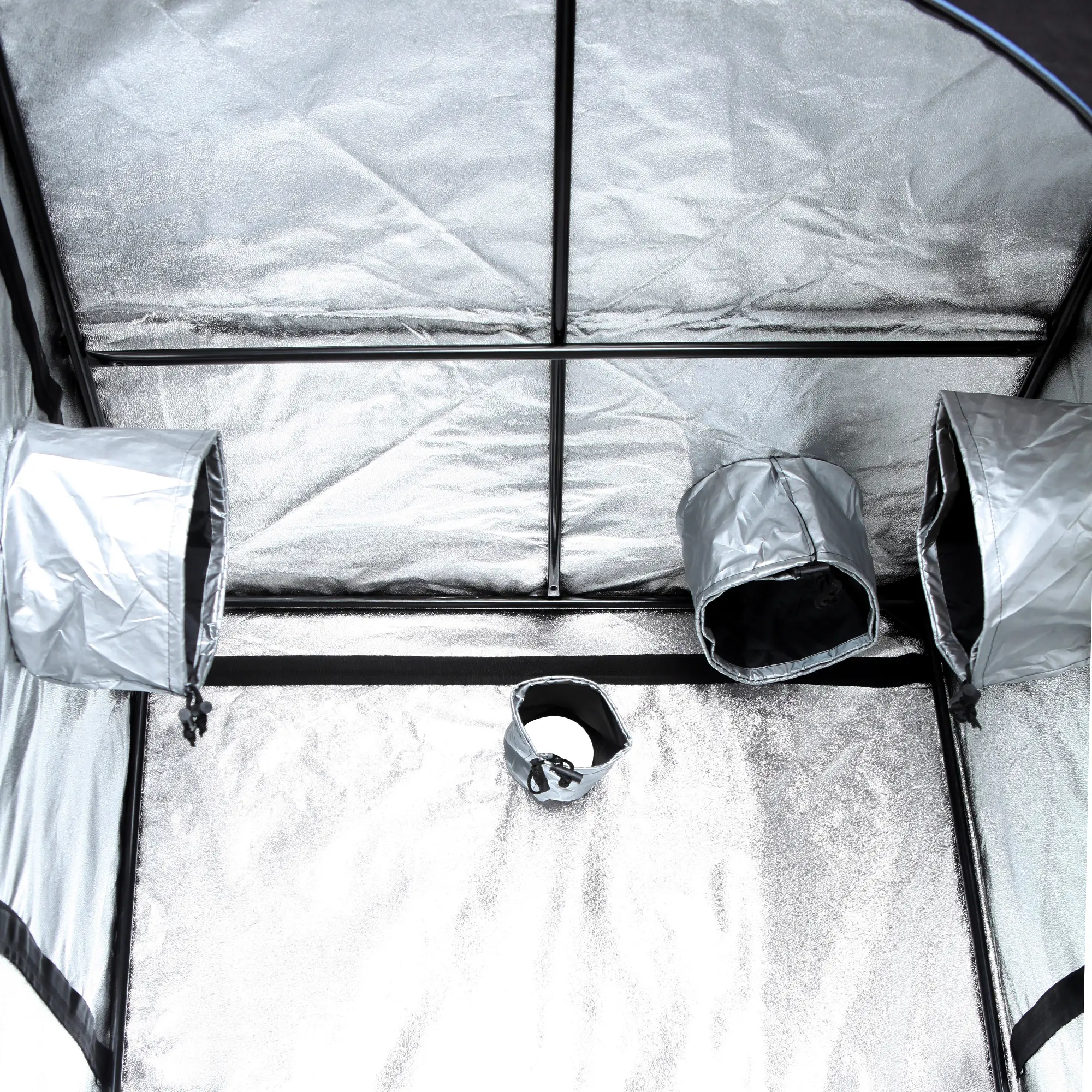 Interno del yourGEAR Growzelt Plantsville, tenda da coltivazione indoor 100x100x200 cm, con rivestimento riflettente argentato e prese d’aria regolabili visibili sui lati e sul fondo per la ventilazione delle piante.