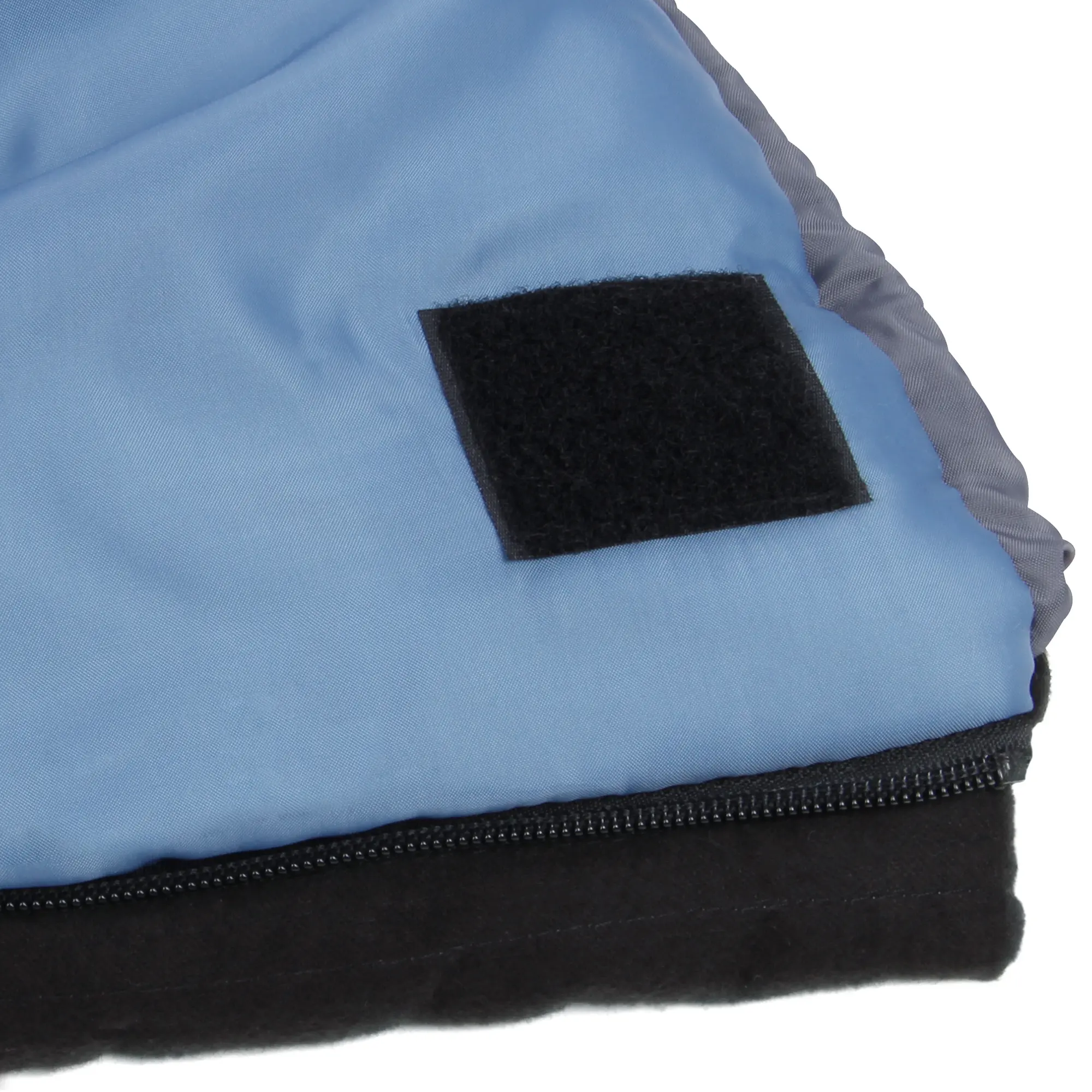 Dettaglio del sacco a pelo yourGEAR Sumatra Duo: tessuto interno azzurro in cotone, chiusura a strappo nera e cerniera visibile, design per due persone, adatto a temperature fino a -7°C.