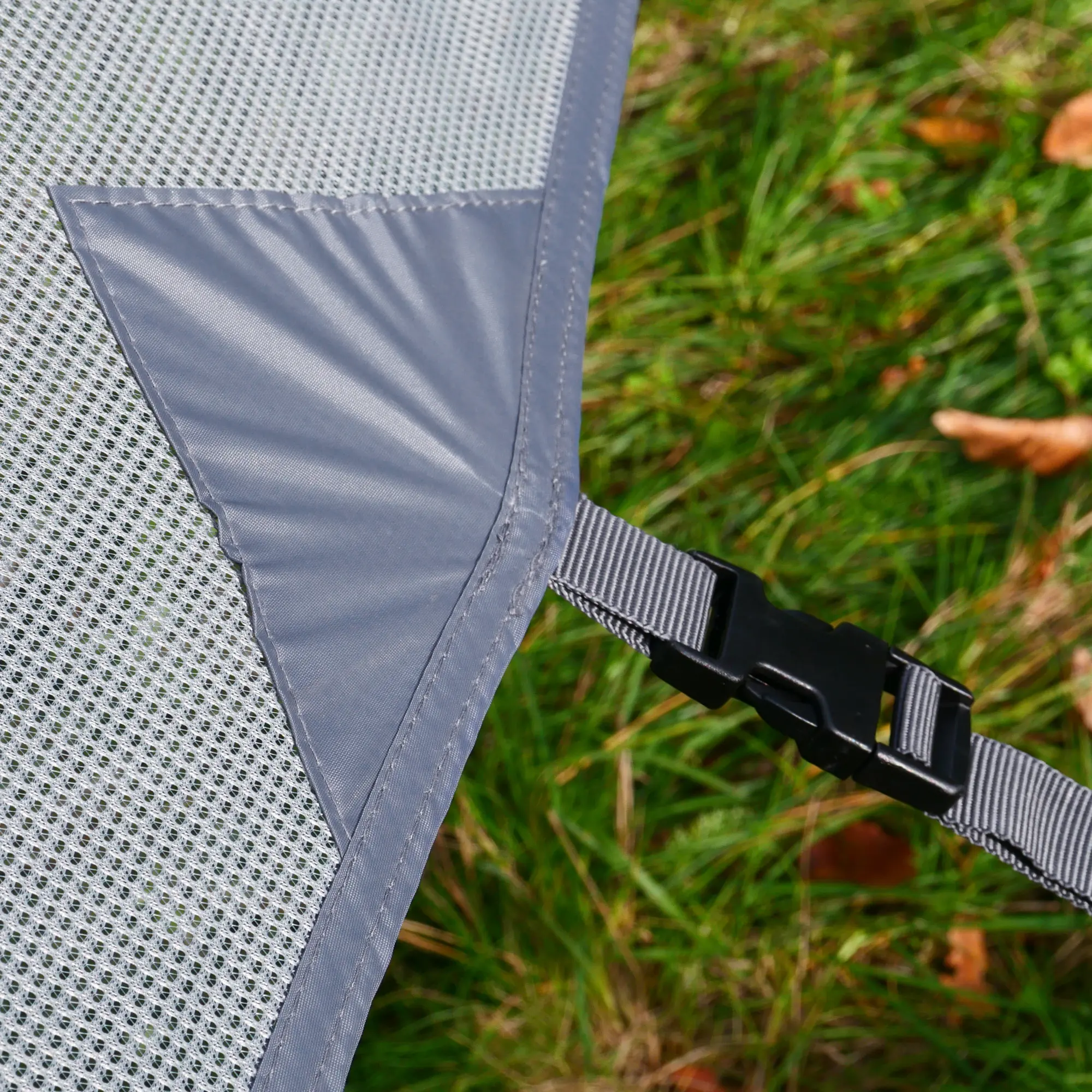 Close-up of the your GEAR Procida sun protection front wall, showing durable mesh fabric, reinforced grey corner, and adjustable strap with black buckle, designed for caravan awnings and sun sails, size 300x200 cm.