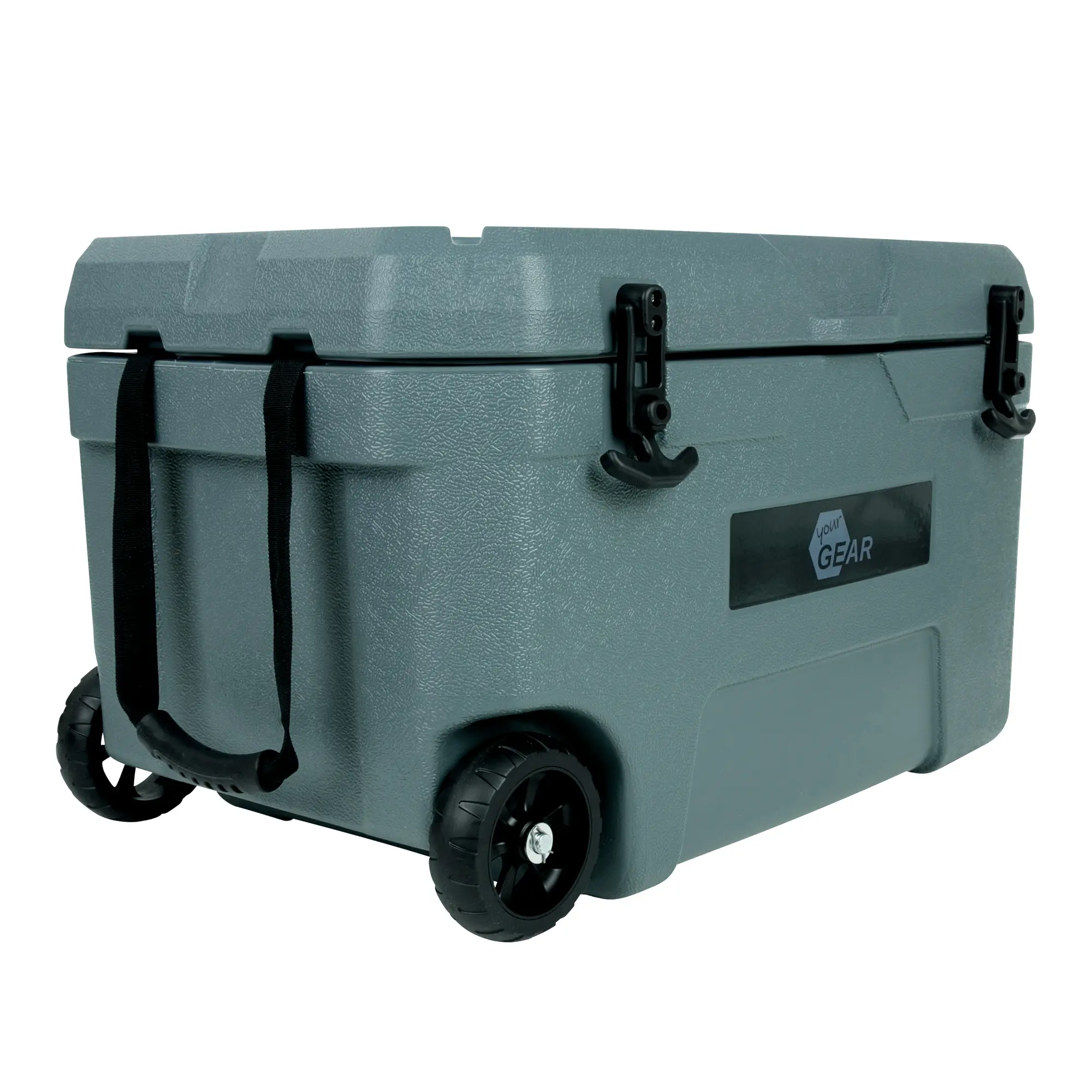 your GEAR Katmai 50L Kühlbox, große graue Isolierbox mit PU-Vollschaum, zwei Transportrollen, stabilem Griff und Verschlüssen, Logo auf der Vorderseite, ideal für langanhaltende Kühlung beim Camping.