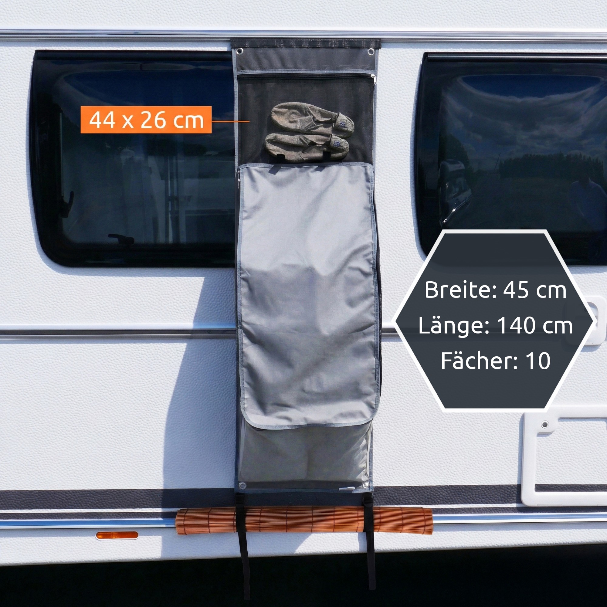 Organiseur suspendu your GEAR pour caravane, gris 140x45 cm, 10 compartiments en tissu et mesh, fixation par keder/velcro, poche supérieure 44x26 cm visible avec chaussons, crochets de suspension.