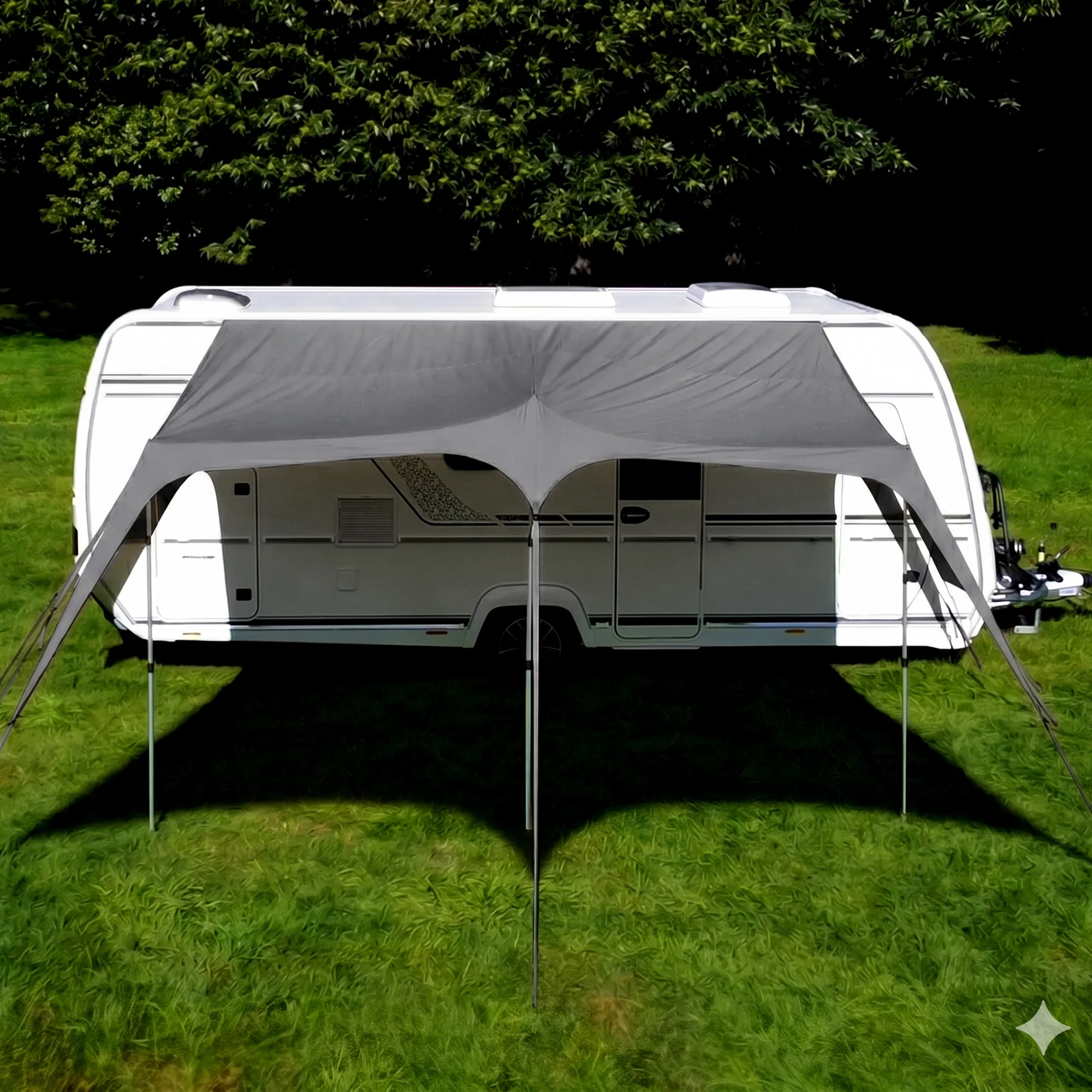 Toldo frontal gris your GEAR Scilla PES 450x250 instalado en caravana, con doble keder, postes y tensores visibles, tejido resistente impermeable y sombra amplia para camping y protección solar.