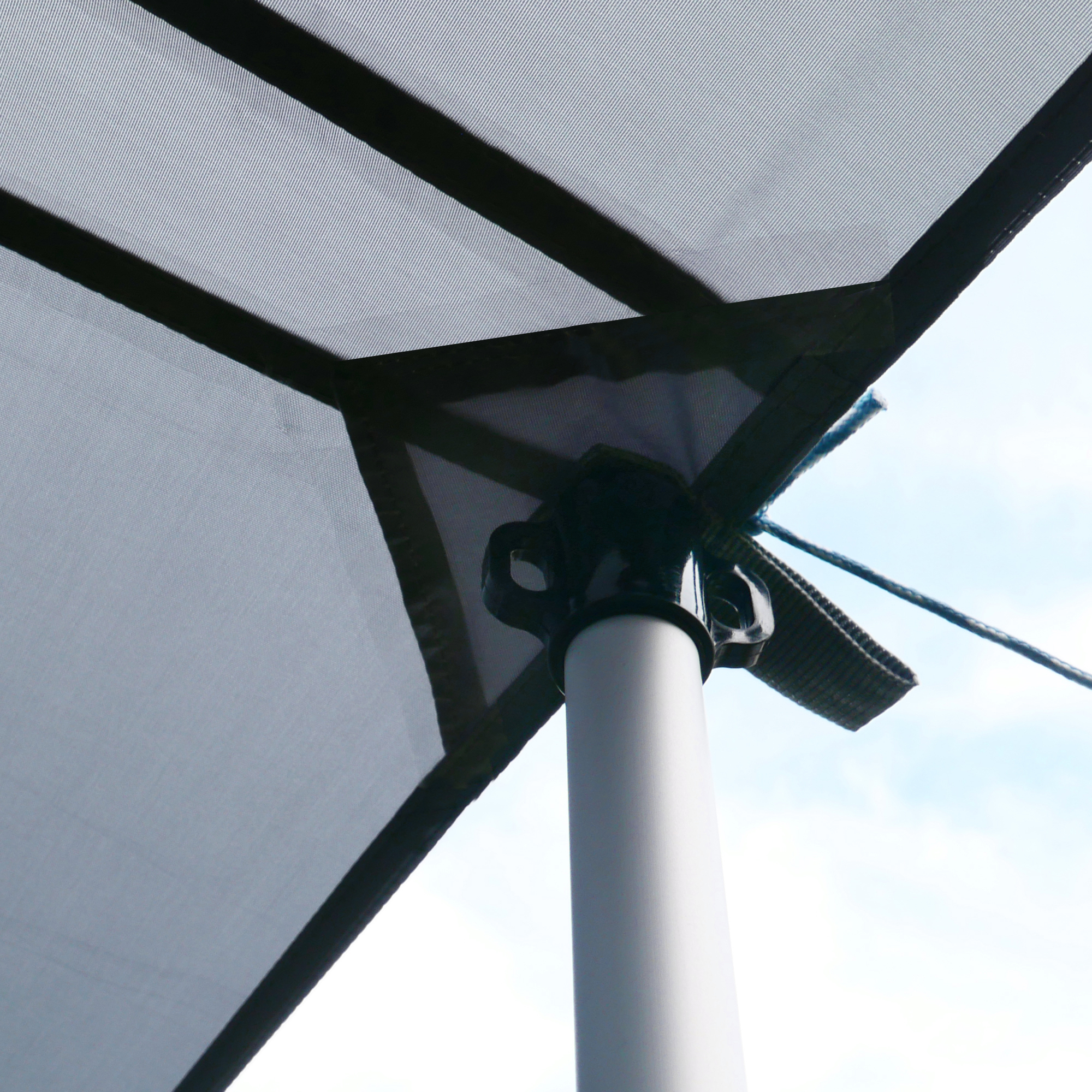 Dettaglio del telo parasole your GEAR Teramo 300 UV 50+ grigio con supporto in alluminio e fissaggio angolare, ideale come veranda per caravan o camper, resistente al sole e alla pioggia.