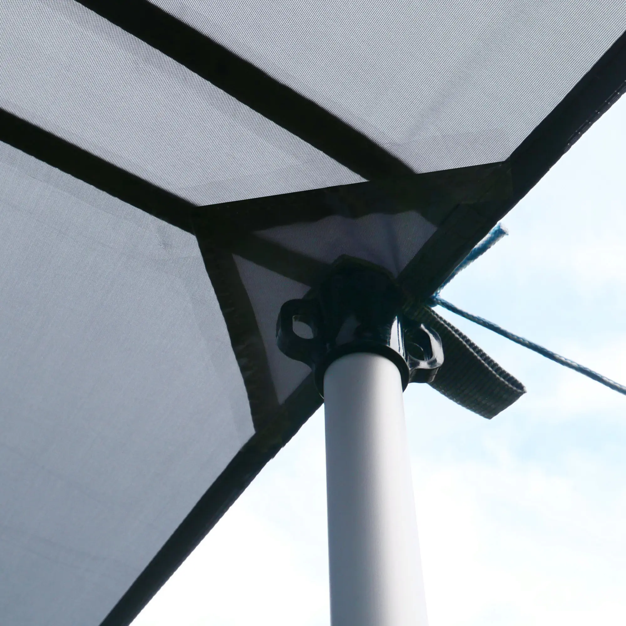 Toldo para caravana your GEAR Teramo 300, color gris, con protección UV 50+, laterales y postes telescópicos de aluminio, mostrando detalle de la lona y la estructura de soporte. Ideal para sol y lluvia.