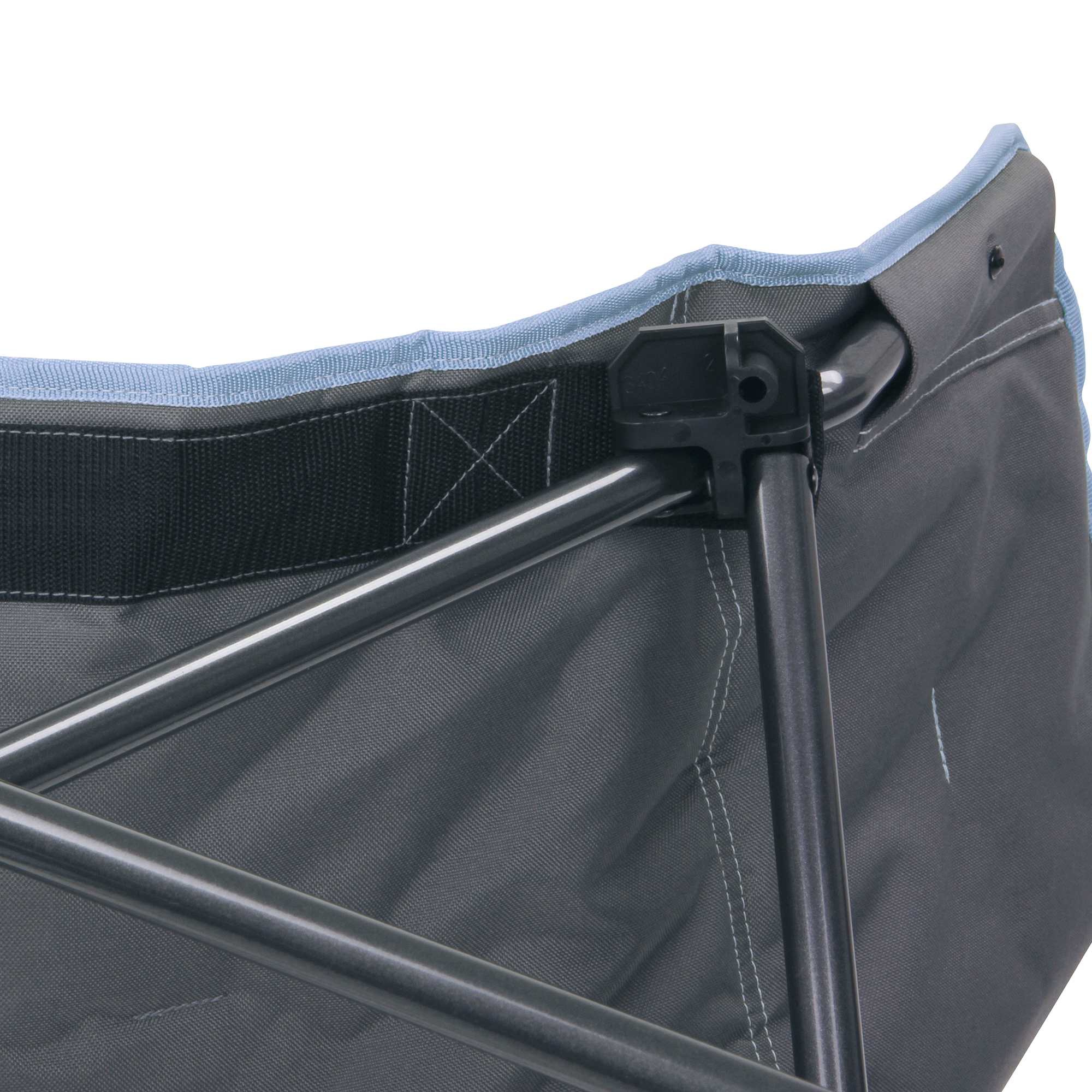 Detalle del 10T Campingstuhl Jace Arona XXL en color azul y gris, mostrando estructura robusta de metal, costuras reforzadas y tejido Oxford resistente, ideal para camping y soporta hasta 130 kg.