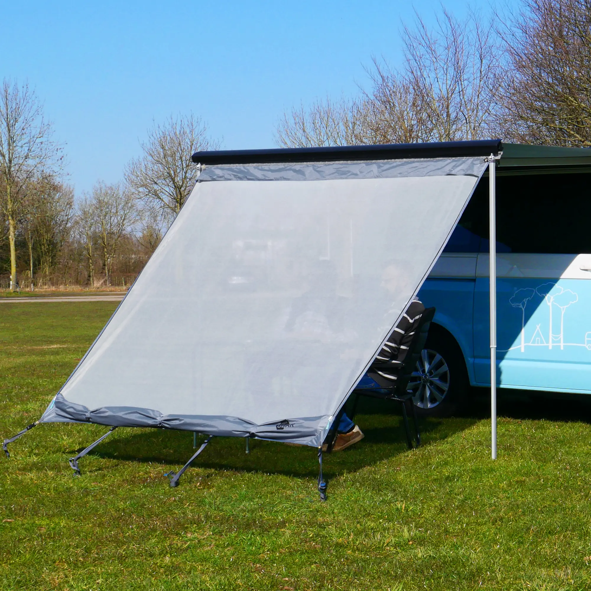 Vorderwand your GEAR Sun + Rain Blocker 2,4 x 2 m am Campingbus montiert, doppelwandig, lichtgraues Spezialgewebe, gespannt als Sonnen-, Regen- und Sichtschutz, befestigt an Kederleiste, Outdoor-Einsatz.