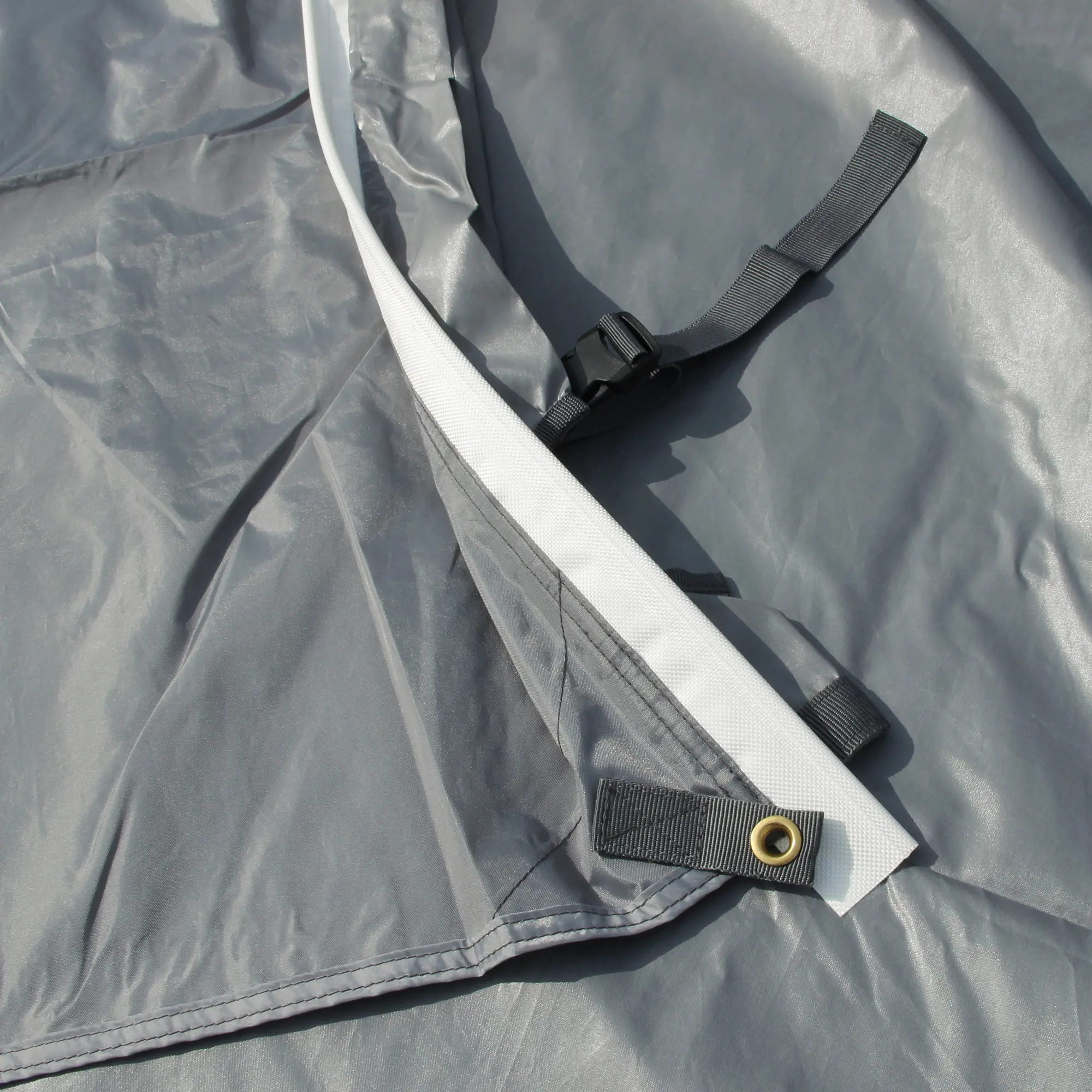 Bâche yourGEAR Motorhome Tarp 260x240 cm gris, œillets renforcés, sangle noire et boucle en plastique visibles, matériau imperméable pour camping-car, protection solaire et pluie, UV 50+.