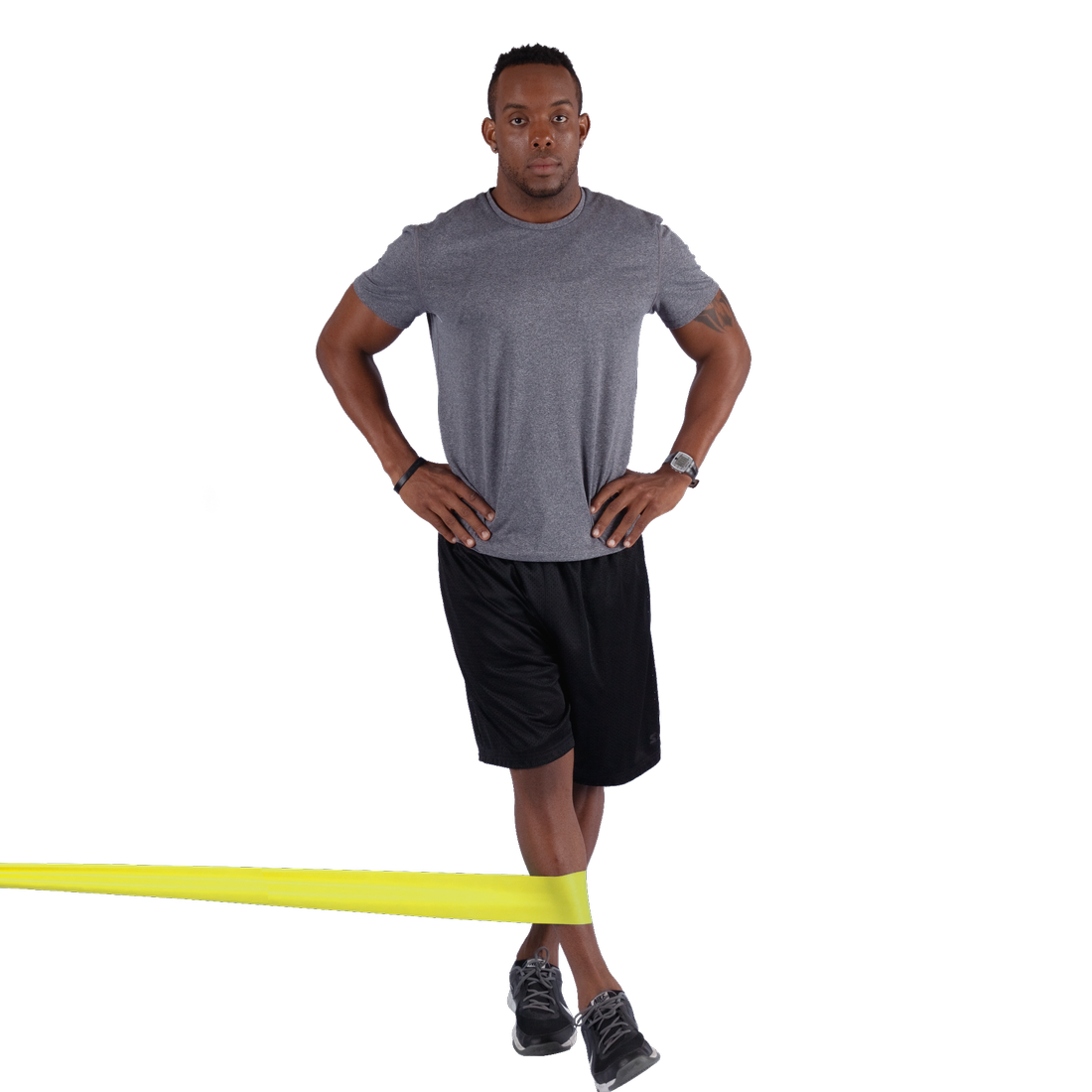 Mann demonstriert Spirit Fitness Band 9 kg, latexfreie gelbe Gymnastikband 183x10 cm, um die Beine gespannt, ideal für Widerstandstraining, Reha und Muskelaufbau.