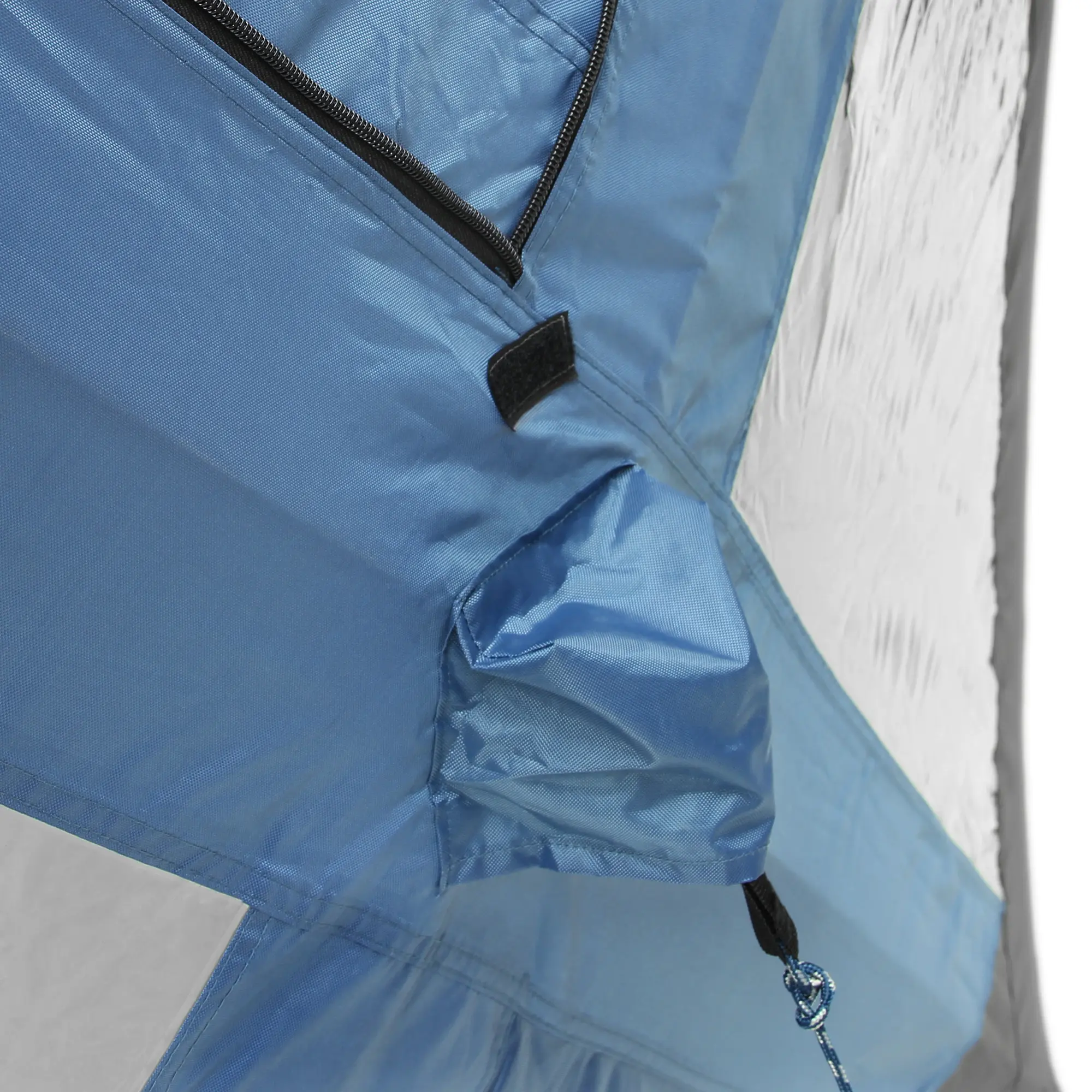 Detailansicht des yourGEAR Pop Up Pavillon Levanzo: Reißverschluss, blaue wetterfeste Zeltplane, verstärkte Nähte und praktische Lüftungsöffnung für optimale Belüftung und Wasserdichtigkeit.