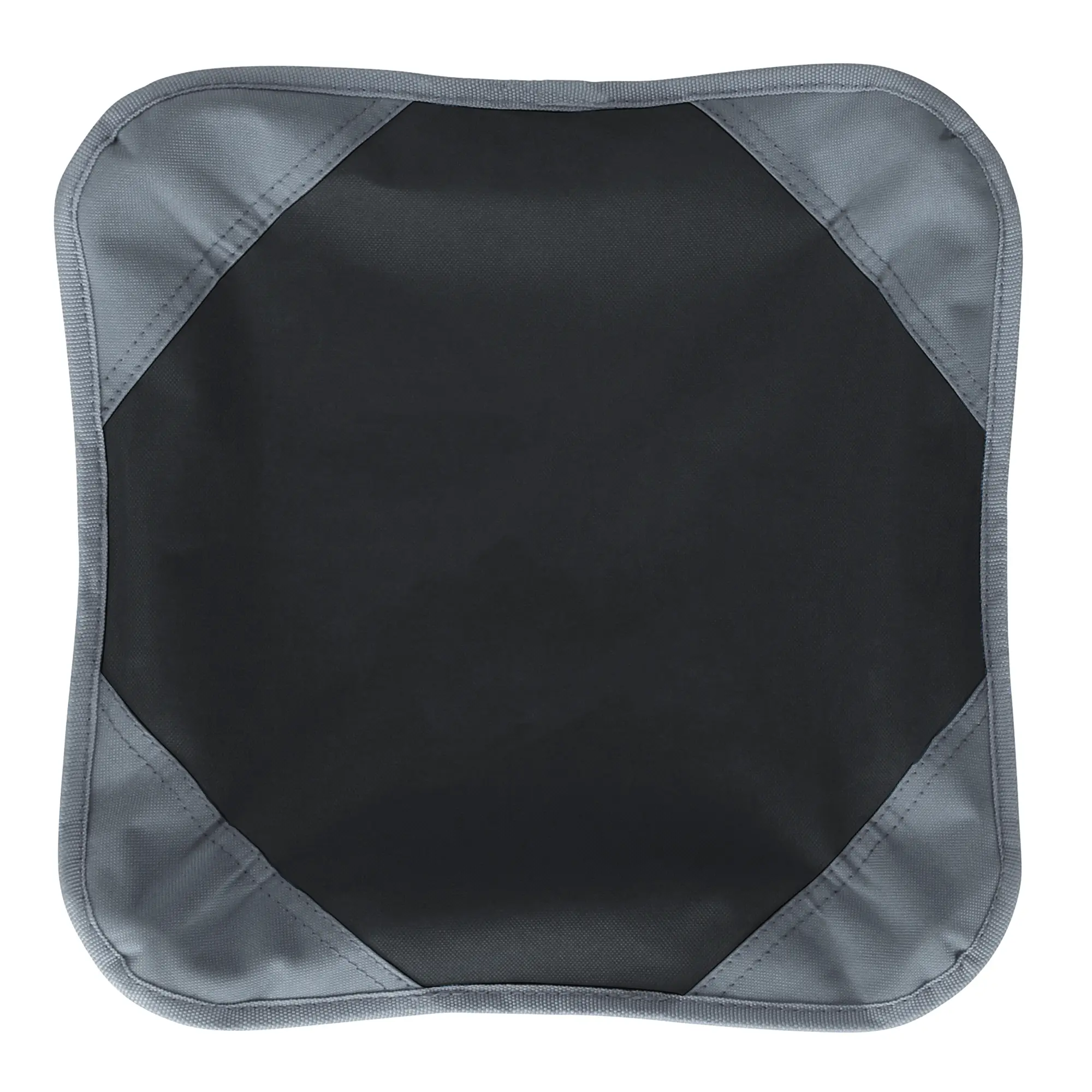 Sitzfläche des your GEAR Camping-Hocker Sesto, quadratisch, robustes schwarzes Material mit verstärktem grauem Rand, großzügig bemessen, geeignet für bis zu 120 kg Belastung, ideal für Outdoor-Einsatz.