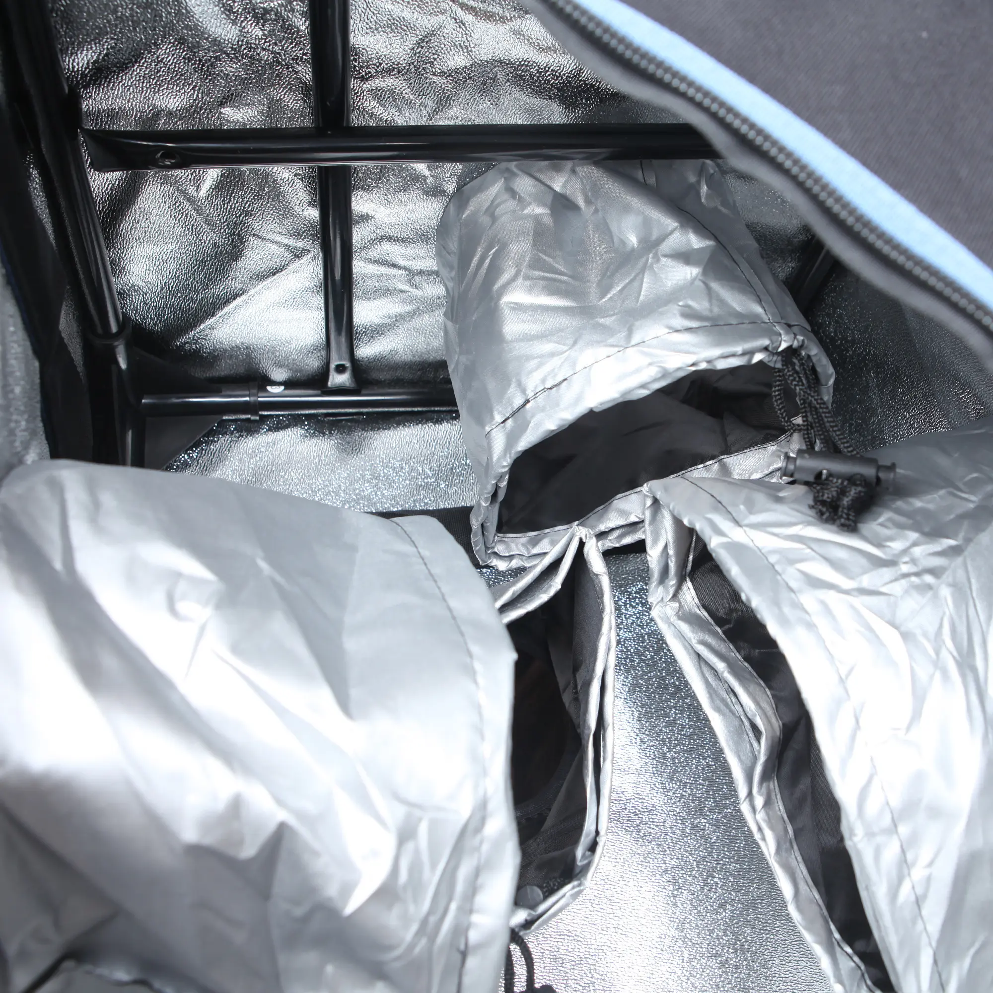 Interno di una growbox yourGEAR Growzelt Plantsville 40x40x160 cm con rivestimento riflettente argentato, bocche per la ventilazione regolabili e struttura in metallo per coltivazione indoor di piante.