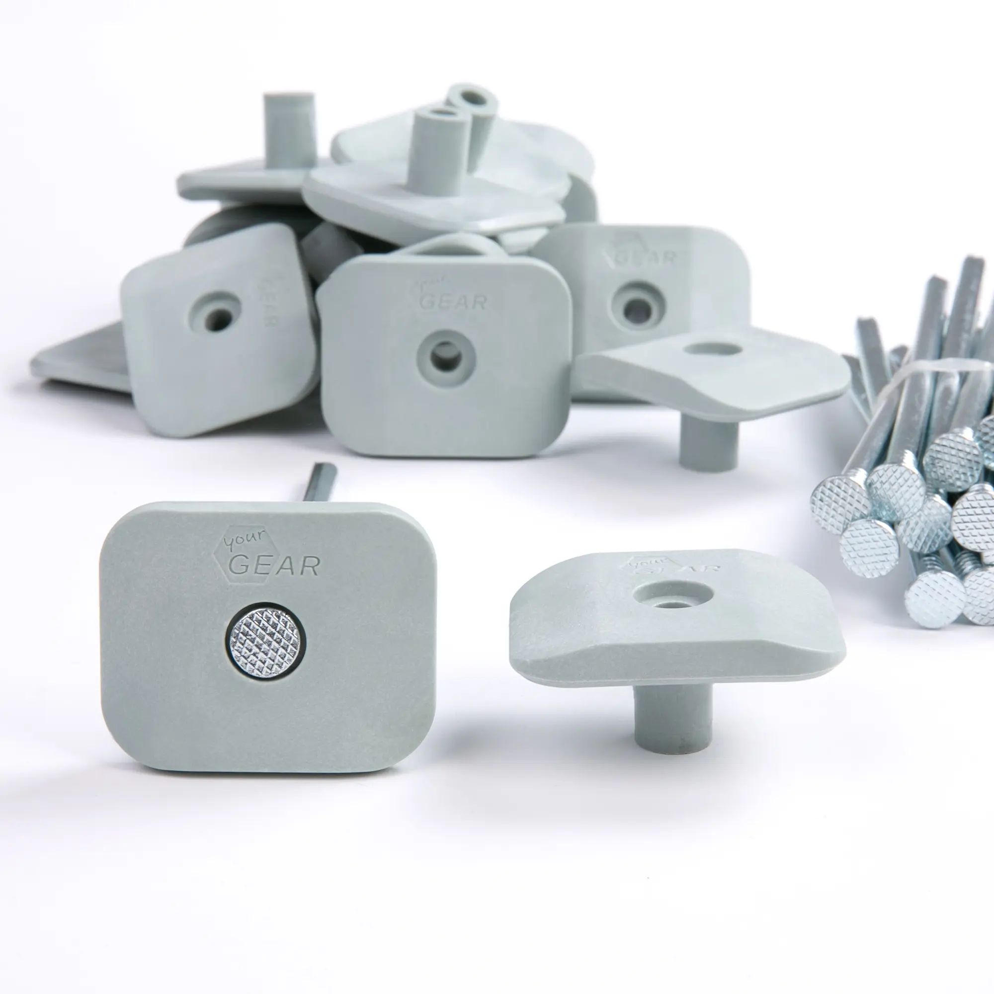 20 piquets de sol your GEAR avec tête plate en ABS gris, diamètre 6 mm, longueur 140 mm, capuchon antidérapant pour tapis de tente et bâche, robustes, anti-chute, présentés en gros plan sur fond blanc.