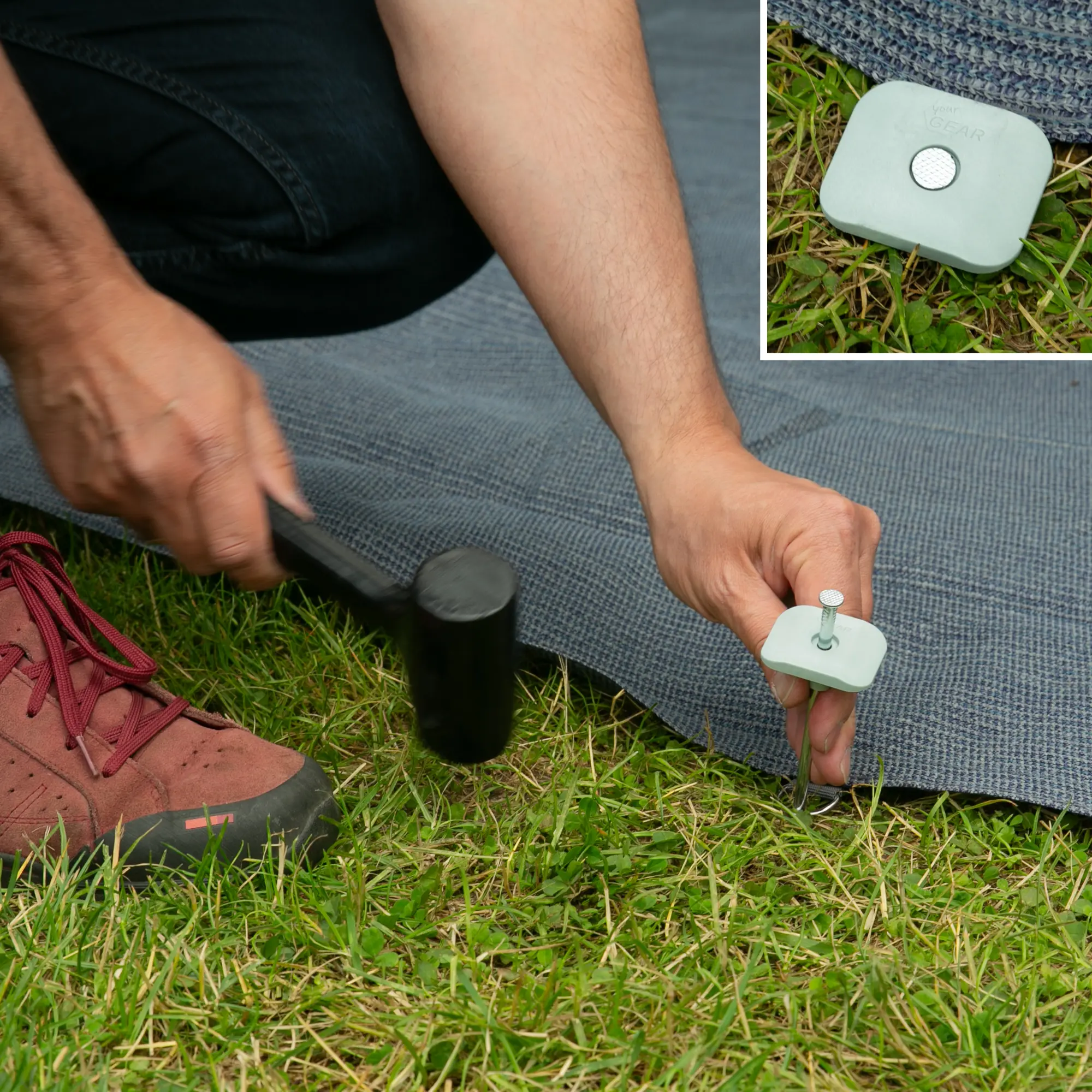 Homme installant un piquet de sol your GEAR Safety Peg avec tête plate en ABS sous un tapis de tente, utilisant un maillet sur l’herbe. Gros plan sur la protection contre les trébuchements.