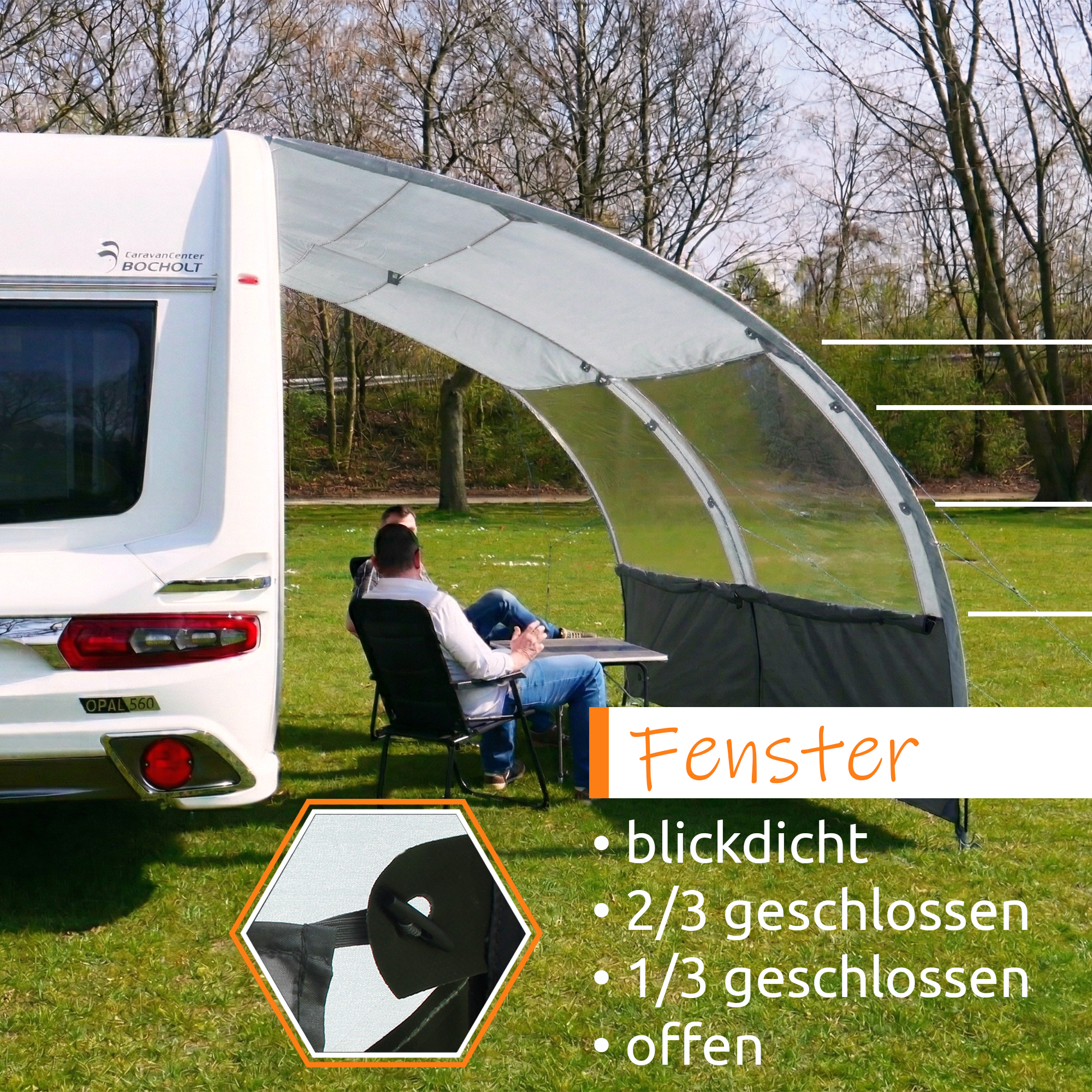 Toldo delantero your GEAR Riviera gris 200x260 cm fijado a caravana, arco tubular y paneles transparentes y opacos UV50+ formando un porche lateral con personas sentadas bajo él en césped.