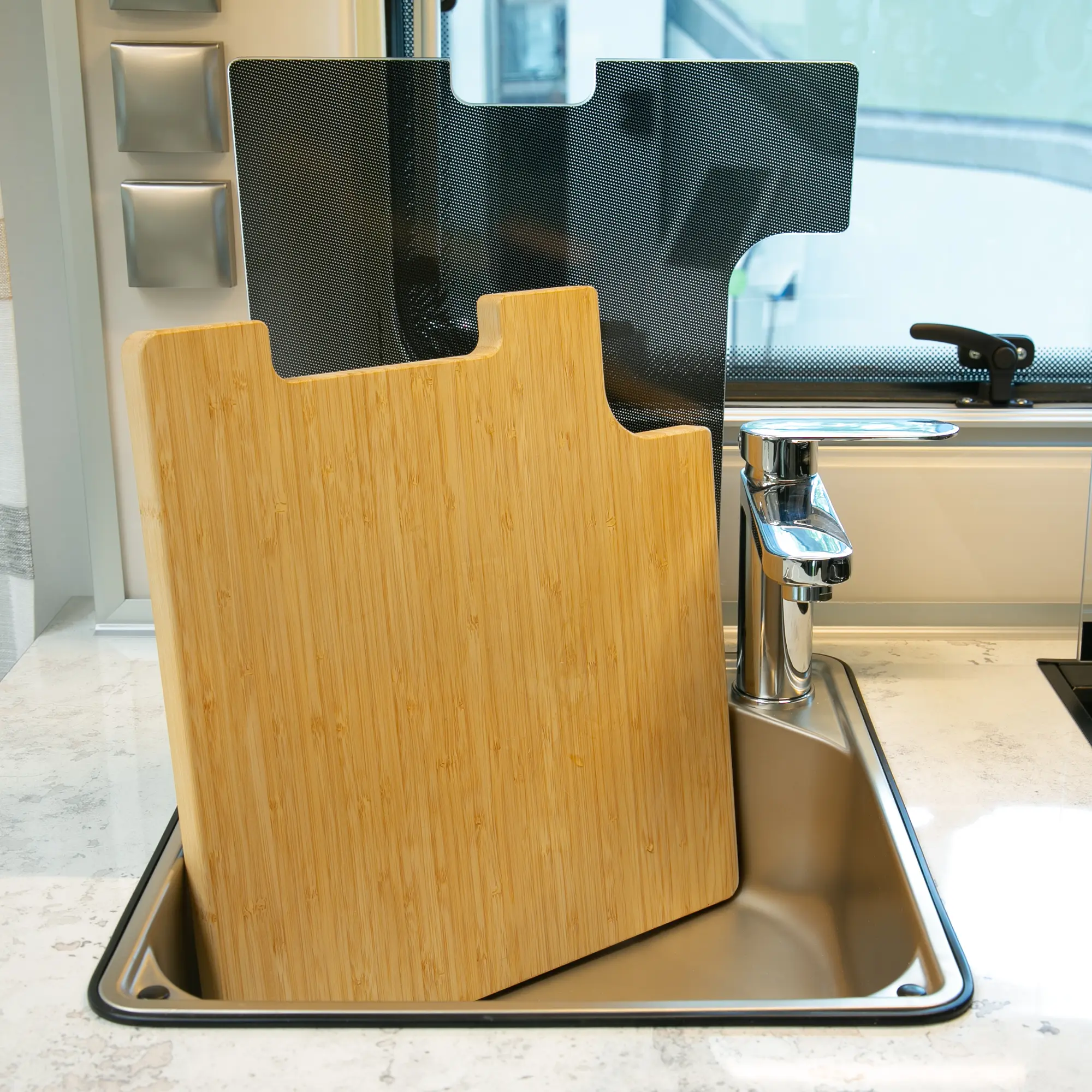 Tabla de cortar y cubierta de fregadero your GEAR Burano de bambú, colocada sobre un fregadero en una caravana, ideal para ampliar el espacio de trabajo en cocinas de Knaus, Fendt y Beachy Wohnwagen.