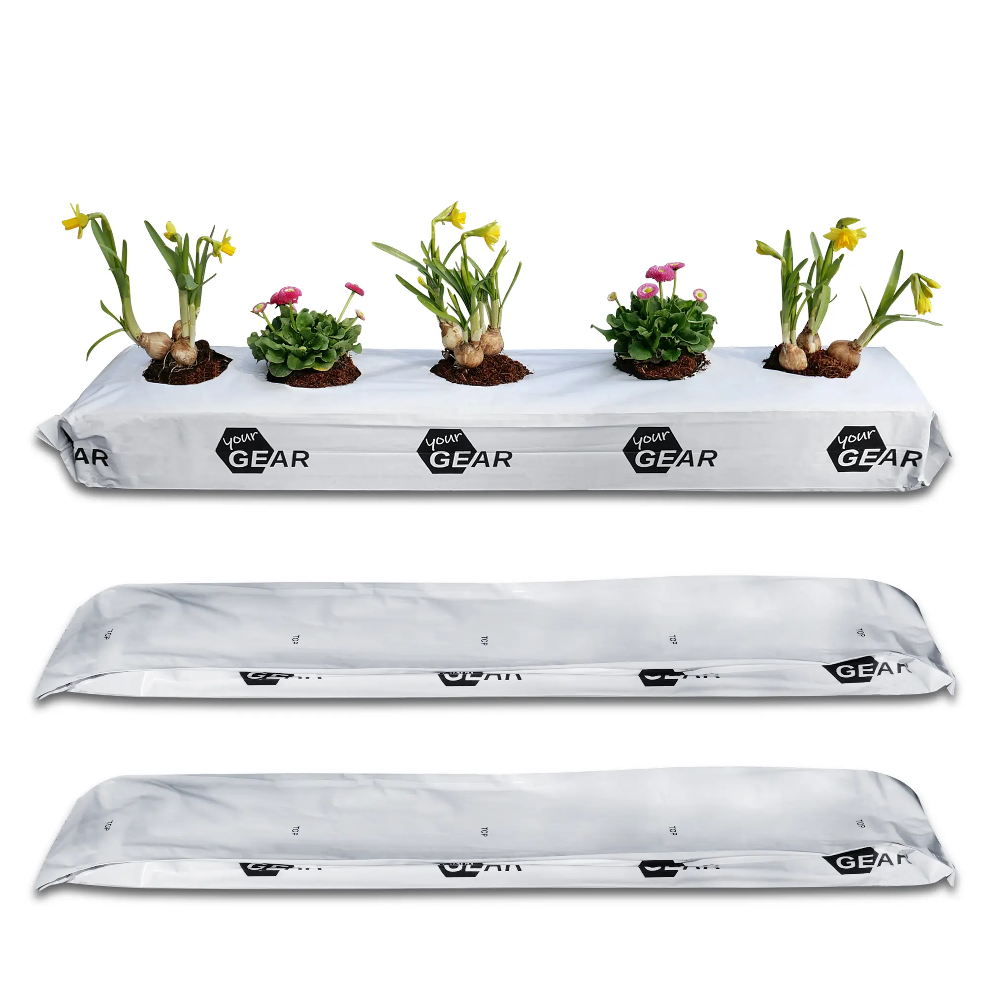 yourGEAR 3x25L Coco Grow Bag: Drei weiße längliche Pflanzbeutel mit yourGEAR-Logo, einer bepflanzt mit Blumen und Kokoserde, zwei leer. Nachhaltige, gepresste Kokosfaser-Blumenerde im Beutel.