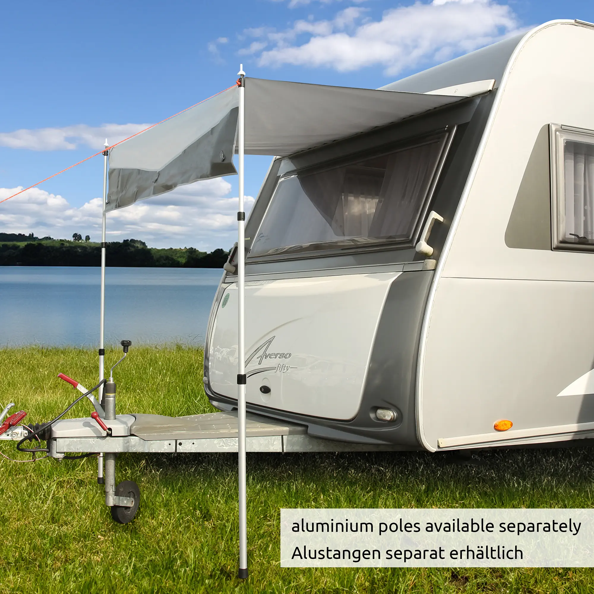 Wohnwagen mit your GEAR Caravan Bugschutzplane Thermo 145 x 160 cm als Frontschutz, befestigt an der Frontscheibe, schützt vor Sonne und Insekten; Aluminiumstangen separat erhältlich.