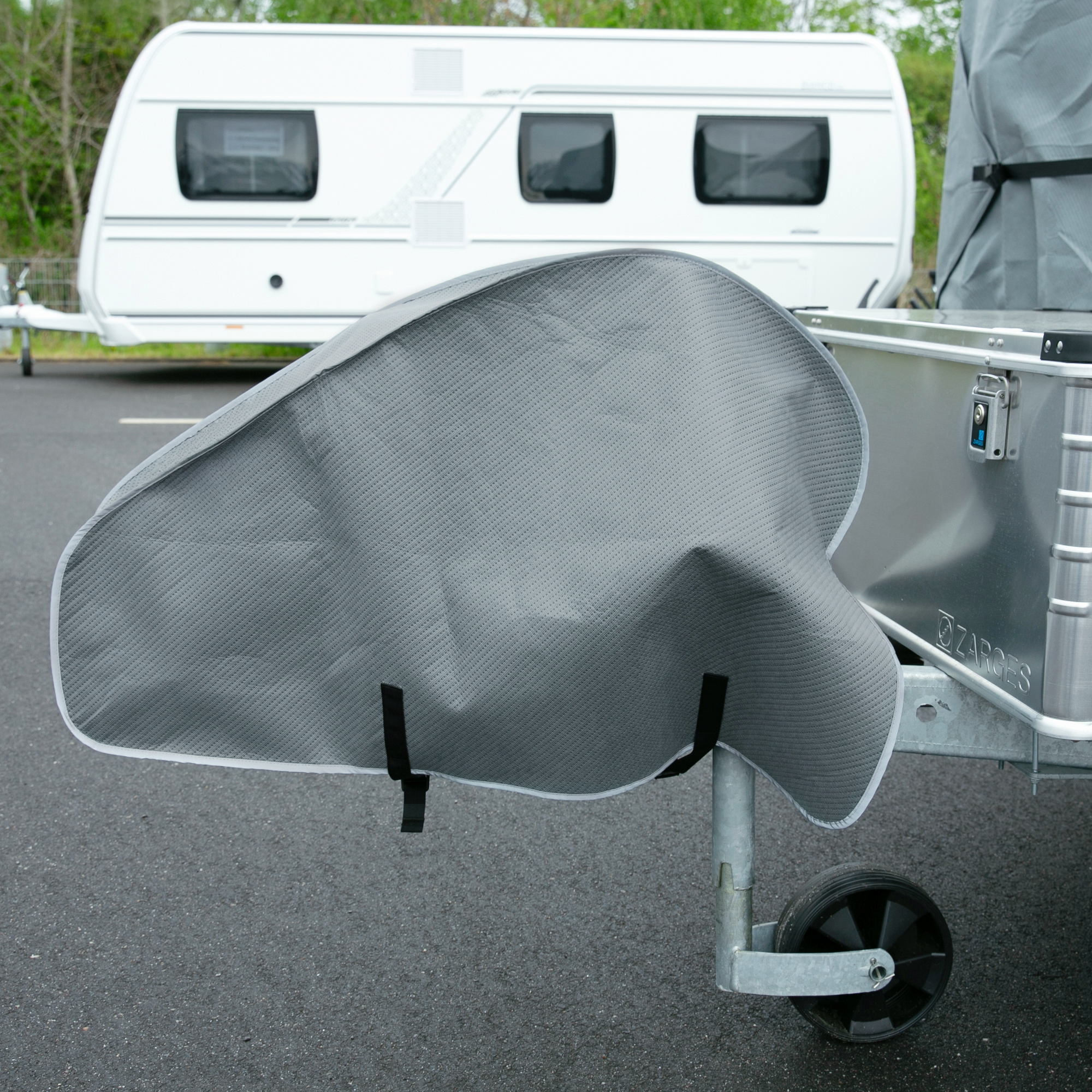 Graue, vierlagige your GEAR Naro L/XL Wohnwagenabdeckung mit Deichselabdeckung, passend für Hobby beachy 420 und 450, schützt den Wohnwagen zuverlässig vor Witterungseinflüssen.