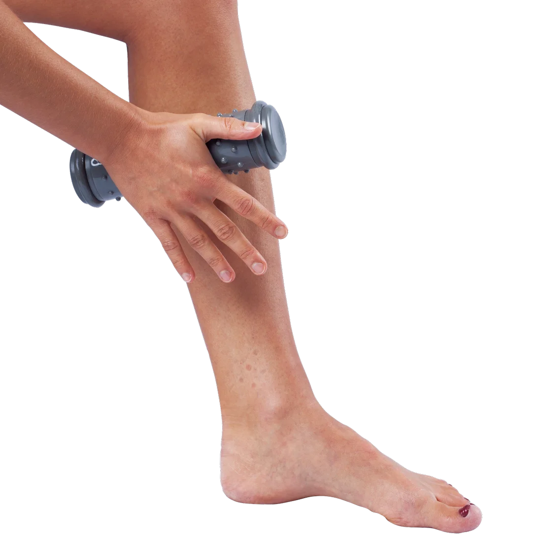 Persona usando el rodillo de masaje para pies Spirit Hot Cold, color gris con nódulos redondeados, aplicándolo en la pierna para estimular la circulación y aliviar tensiones en la reflexología podal.