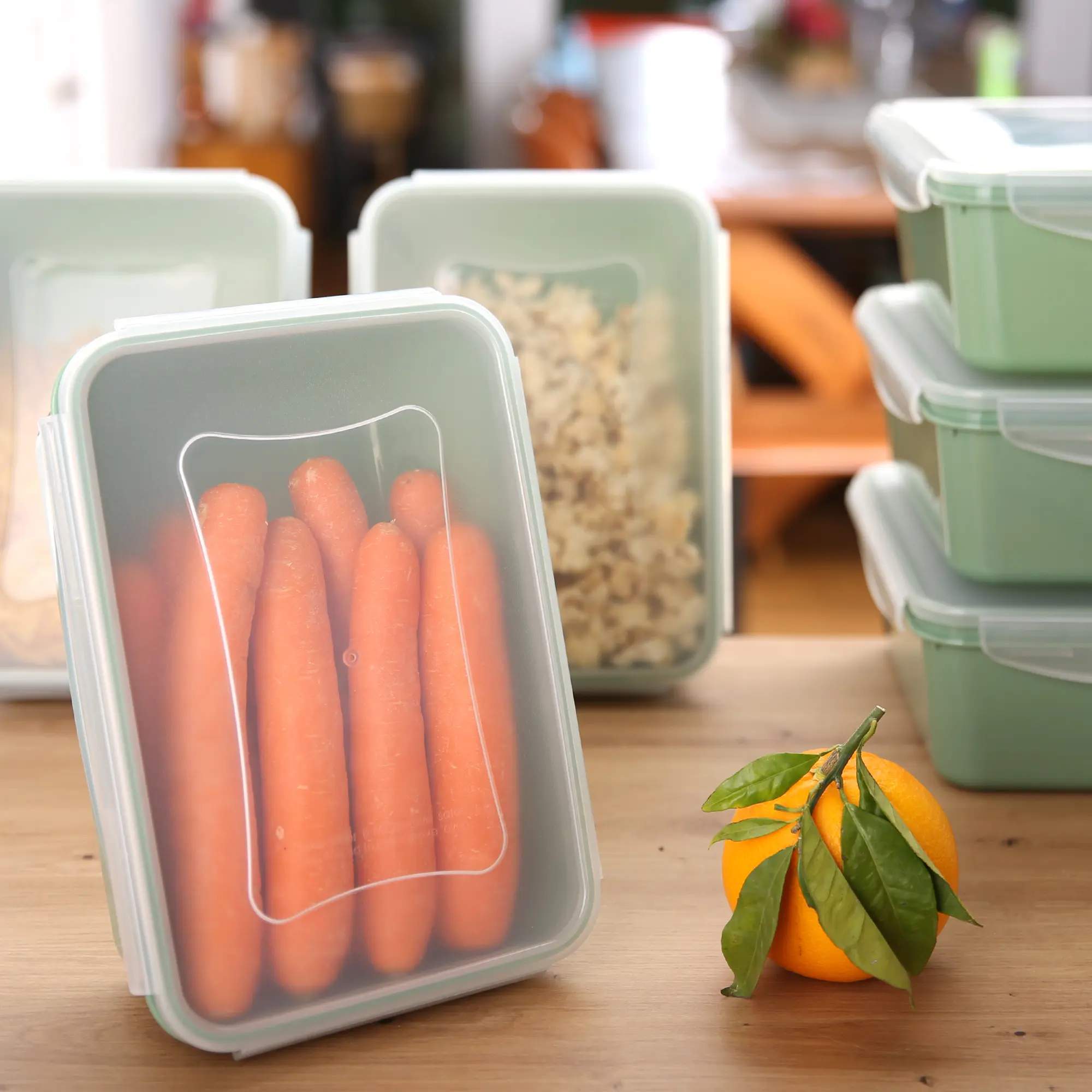 Set di 6 contenitori your GEAR Pila da 1350 ml con coperchio, impilabili, trasparenti, adatti a microonde, freezer e lavastoviglie, BPA free, mostrati con alimenti freschi all'interno su un tavolo.