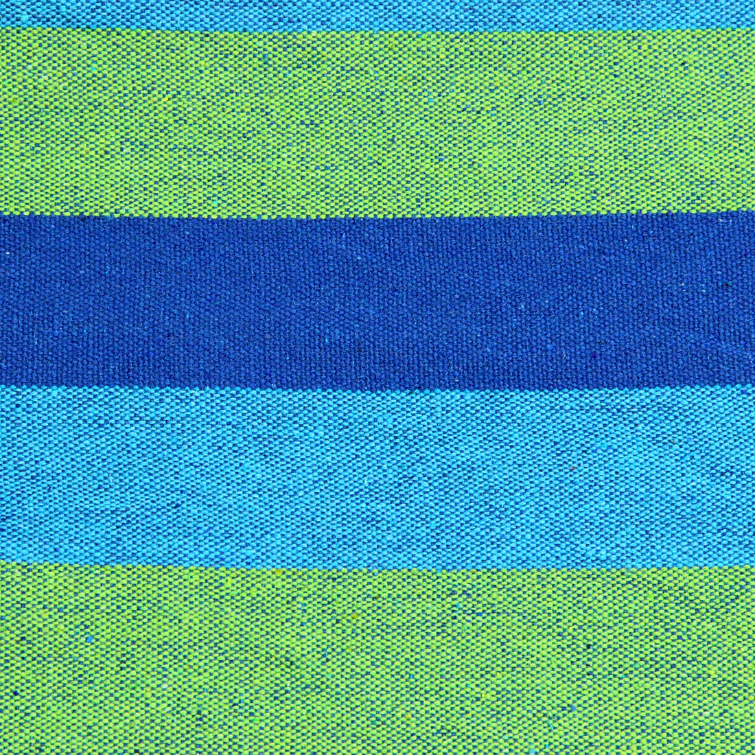 Gros plan sur le tissu de la hamac 10T AzurinXL 1 personne, coton 100 %, motif à larges rayures bleues, vertes et turquoise, texture tissée robuste, idéal pour jardin, balcon ou camping.