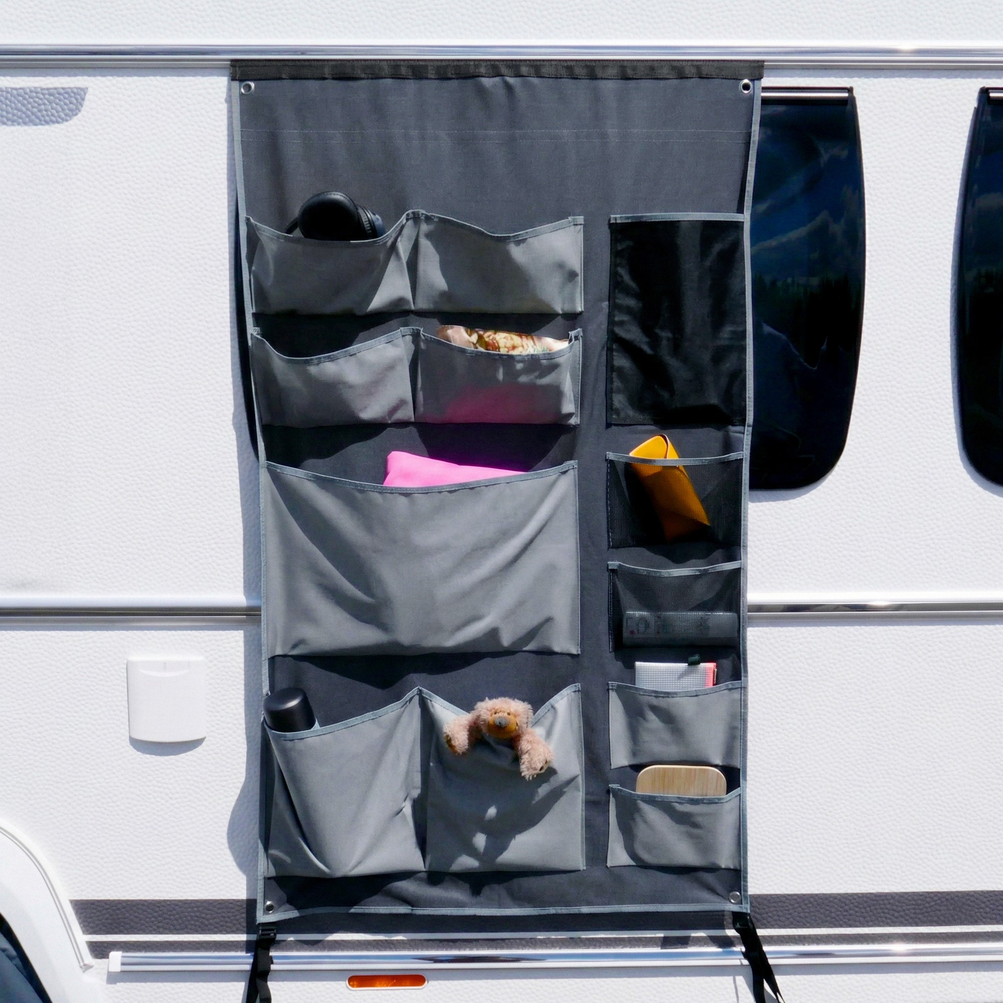 Organisateur suspendu your GEAR pour caravane, 140 x 85 cm, 12 poches de tailles variées, gris, accroché à la paroi extérieure d’un camping-car, idéal pour le rangement en camping ou au camping-car.