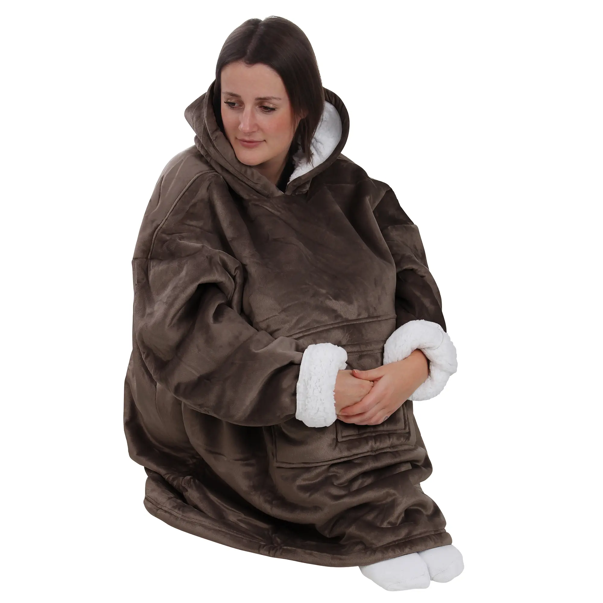 Mujer con sudadera manta yourGEAR Davos marrón, material exterior de felpa suave, interior Sherpa blanco, capucha grande y bolsillo delantero, diseño unisex y talla XXXL, ideal para mantener el calor.