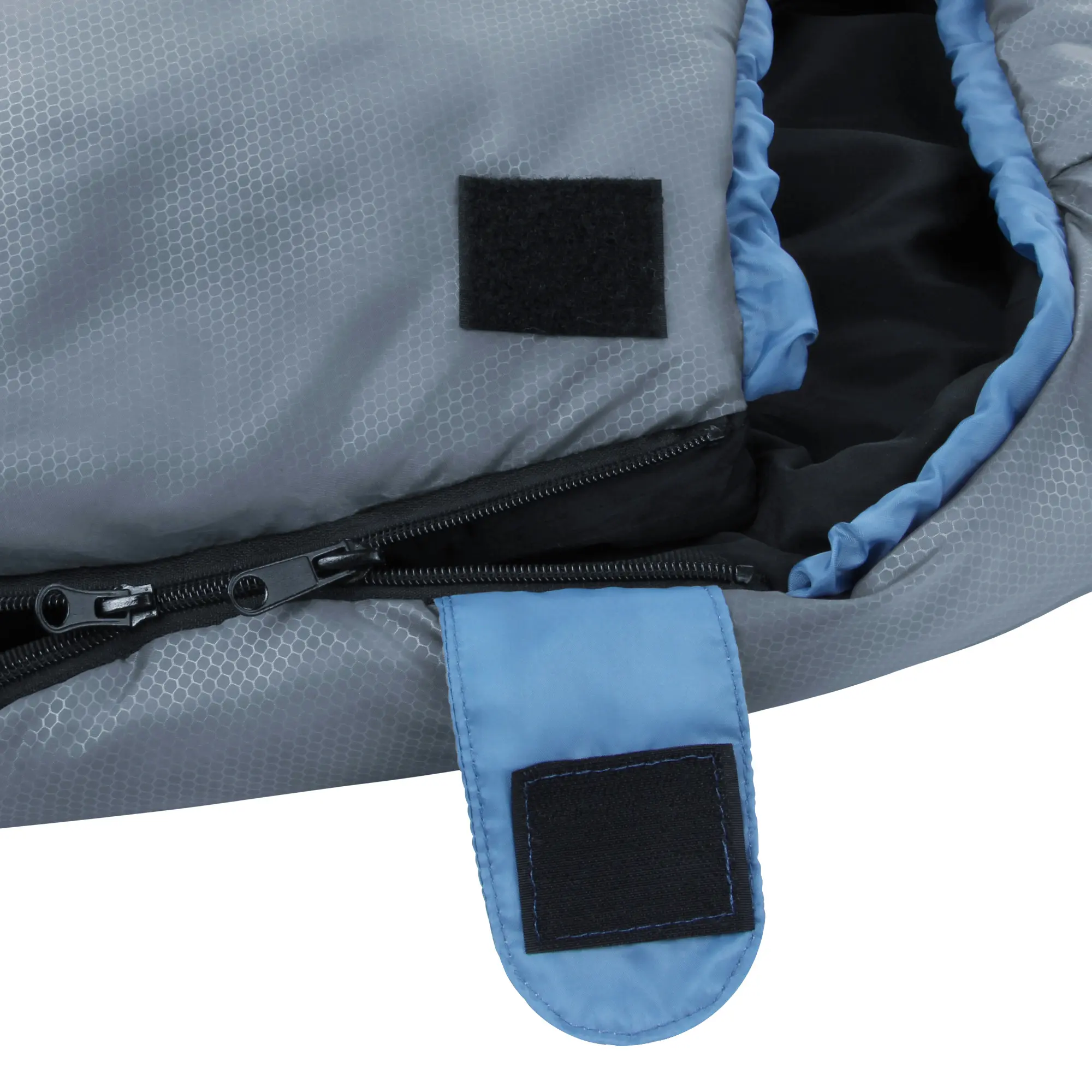 Primer plano del saco de dormir yourGEAR Ostria Duo azul y gris, mostrando la cremallera doble, costuras reforzadas y cierre de velcro. Material resistente, ideal para dos personas y uso en verano.