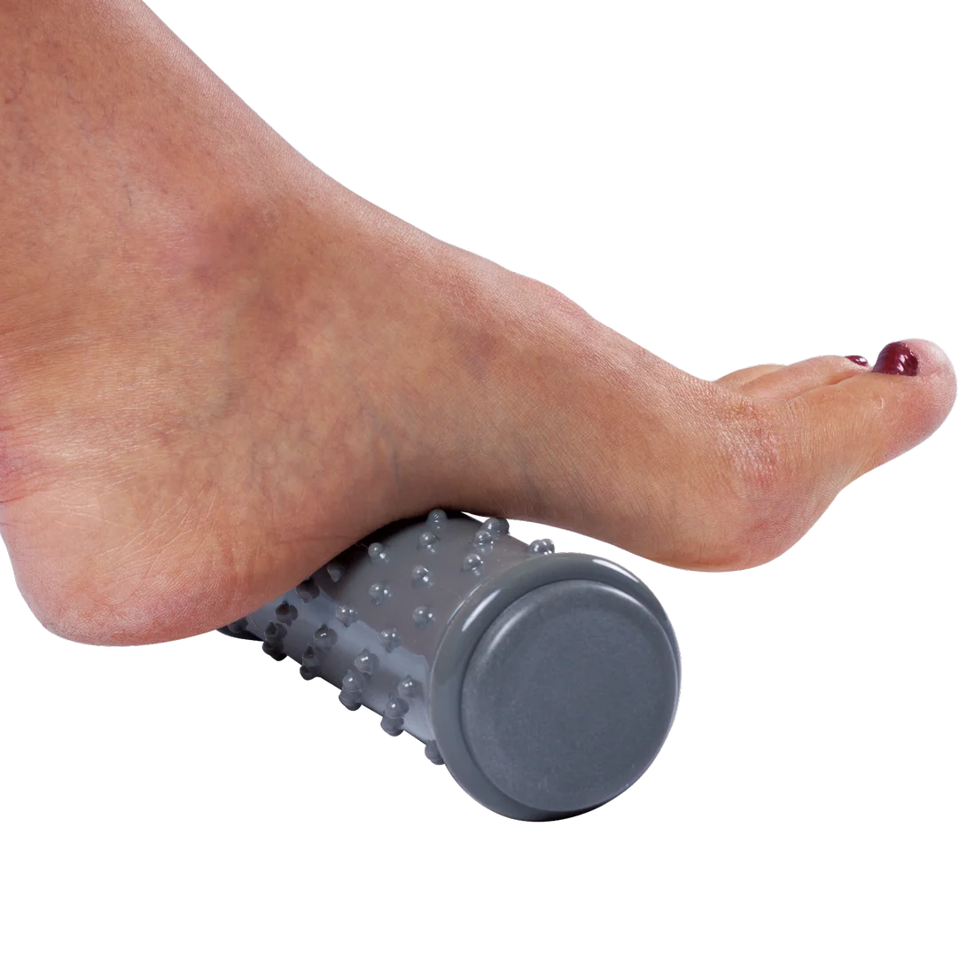 Pie sobre rodillo de masaje para pies Spirit Hot Cold, rodillo gris con nódulos redondeados para reflexología y masaje, adecuado para uso en frío o calor, ideal para aliviar tensiones y mejorar la circulación.