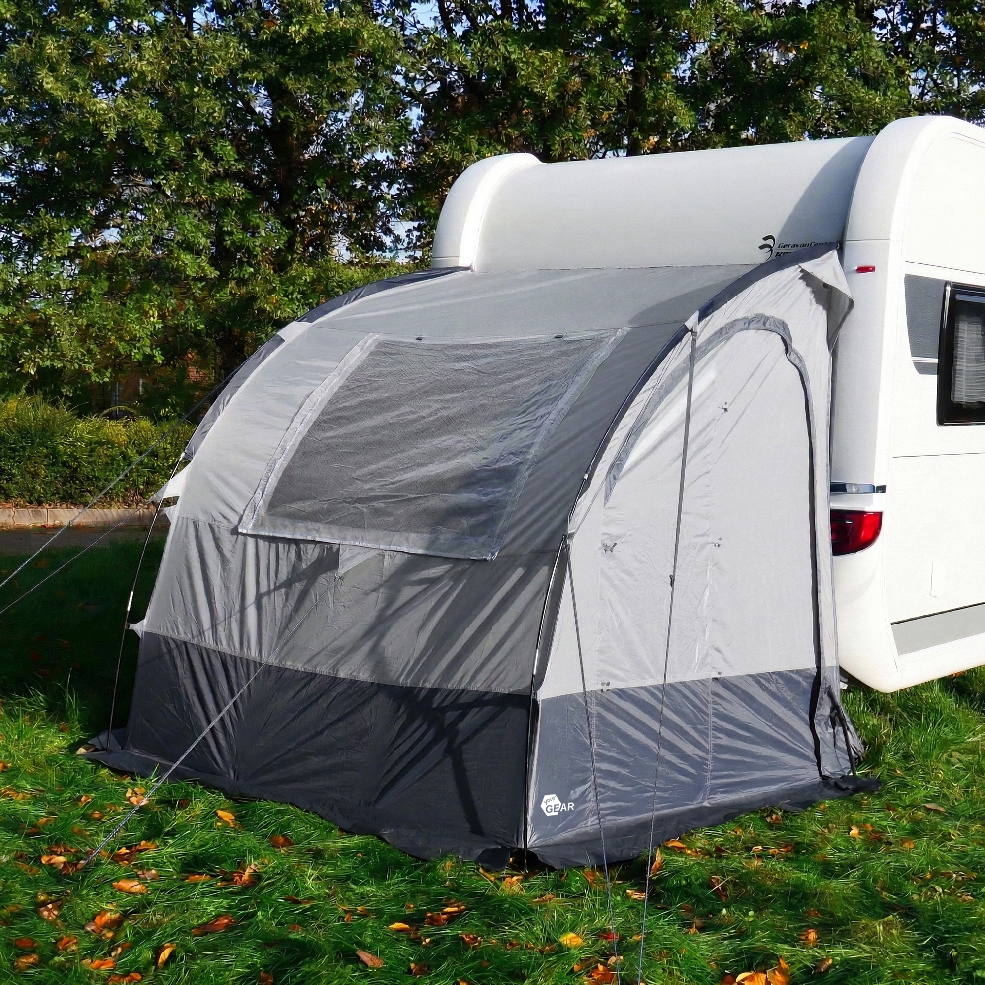 Auvent de caravane your GEAR Venecia gris 190x170 cm fixé au hayon, entrée large arquée, fenêtre moustiquaire rabattable, jupes basses et arceaux visibles, sol séparé inclus, utilisé comme abri stockage ou cuisine.