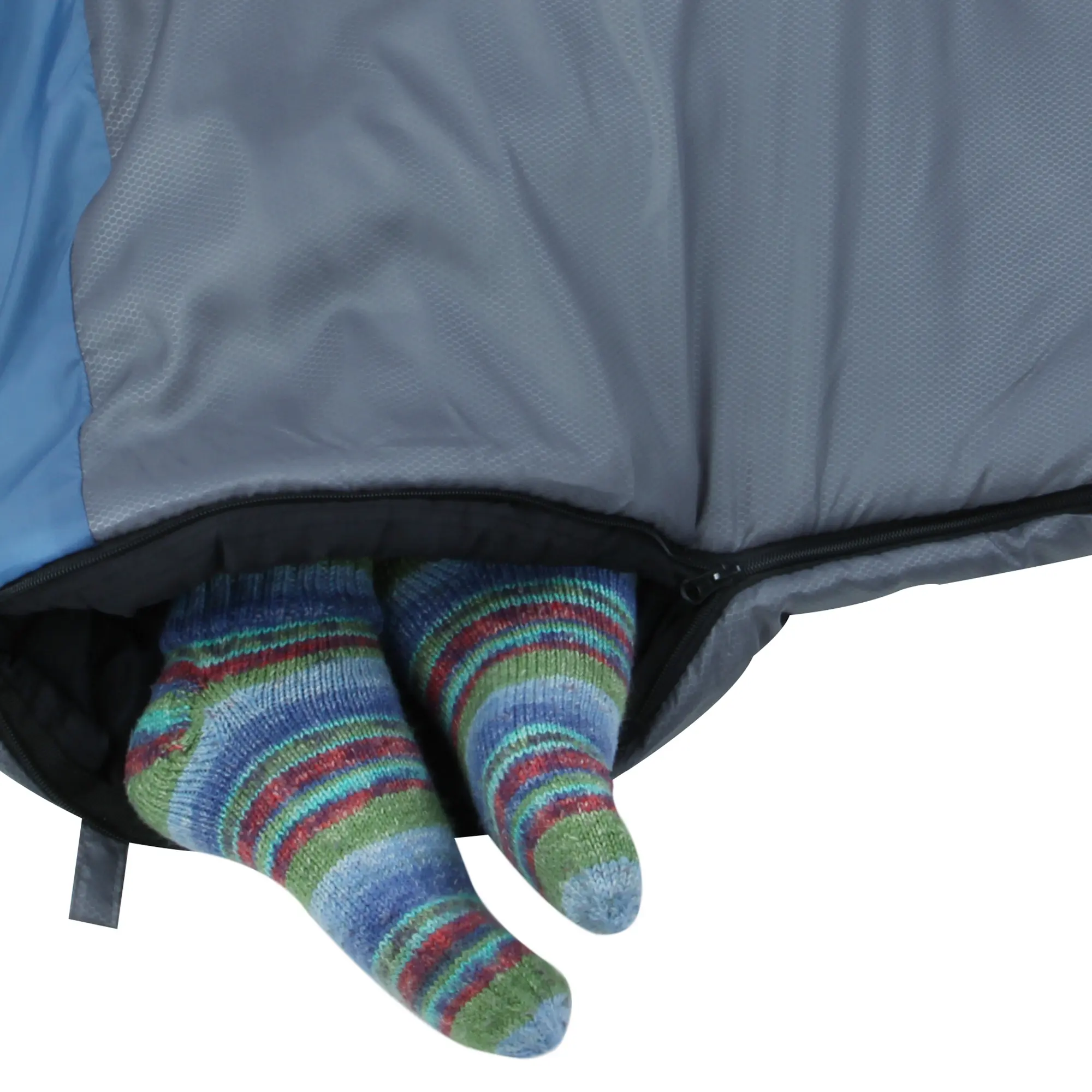 yourGEAR Schlafsack Ostria Duo in Blau und Grau, geöffnet am Fußende mit zwei Füßen in bunten Socken, zeigt großzügigen 2-Personen-Schlafsack und seitlichen Reißverschluss. Ideal für Sommer-Camping.