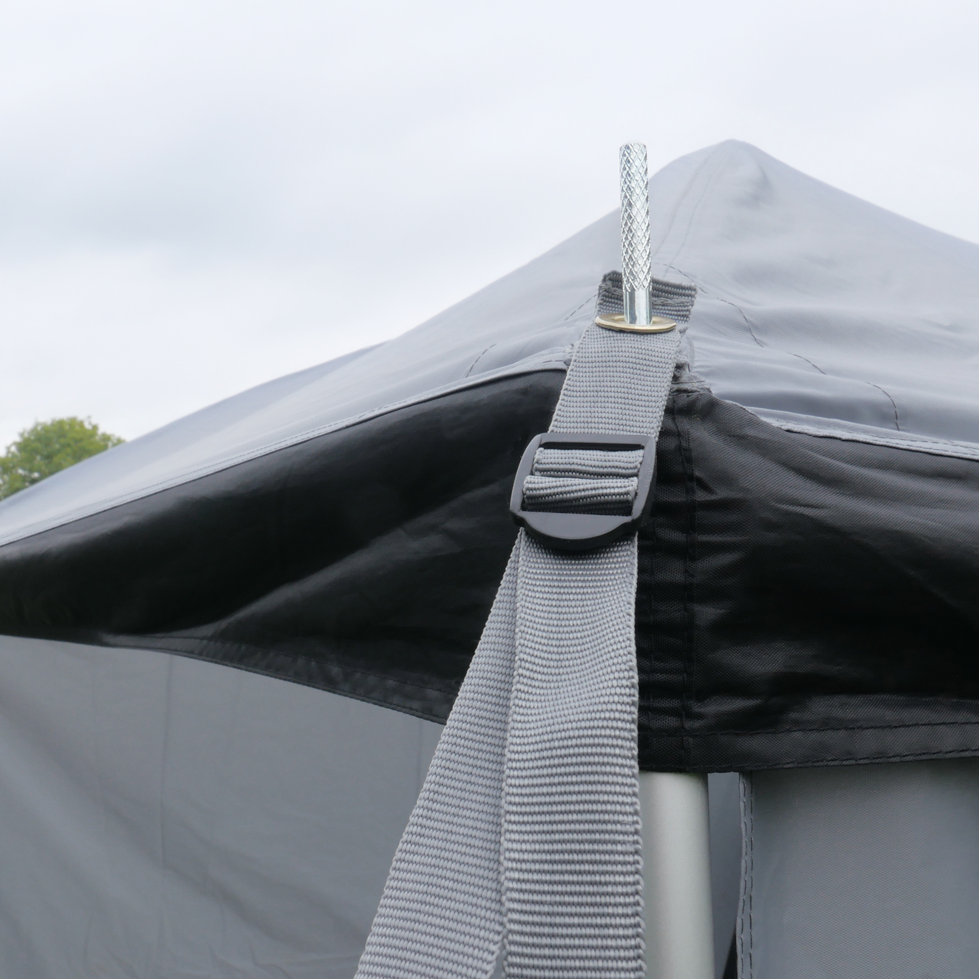 Dettaglio del your GEAR Parasol Sonnendach für Bulli: stabile Ecke des Busvorzelts mit Aluminium-Teleskopstange, grauem Spanngurt und wetterfestem Material, passend für Multivan und Wohnmobil, 260 x 260 cm.