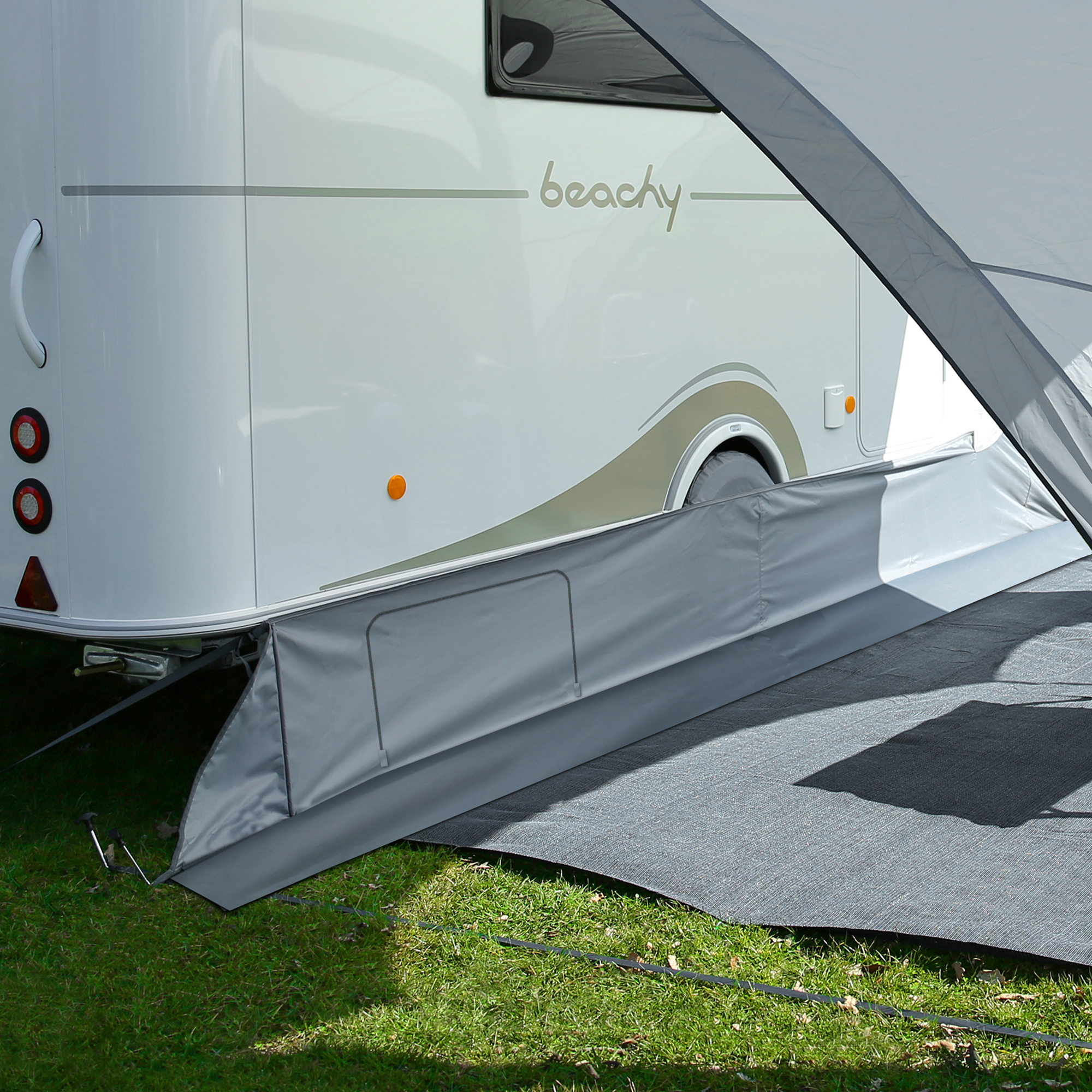 Graue your GEAR Bodenschürze Brela für Hobby Beachy 450 Wohnwagen, exakt an der Seitenpartie angebracht, mit Radabdeckung, schützt vor Wind und sorgt für Ordnung am Campingplatz.